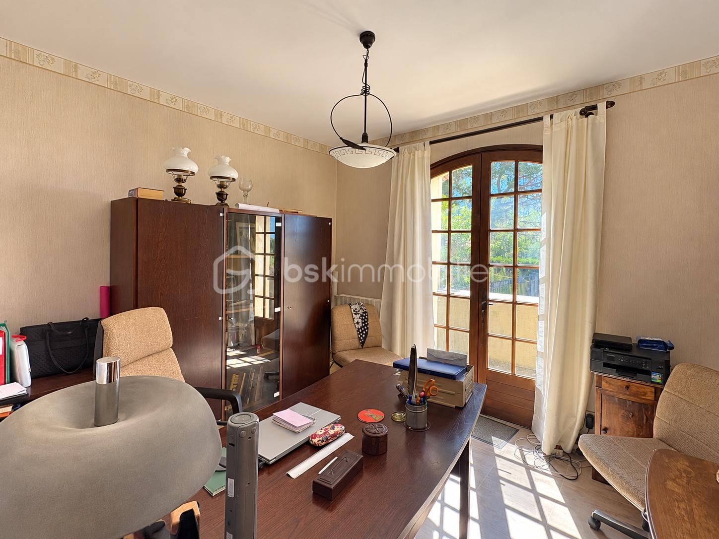 Bureau chaleureux baigné de lumière naturelle.png
