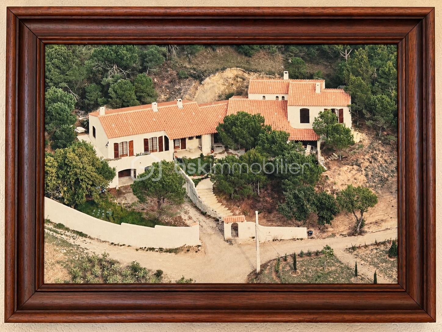 Villa méditerranéenne sur colline boisée.png