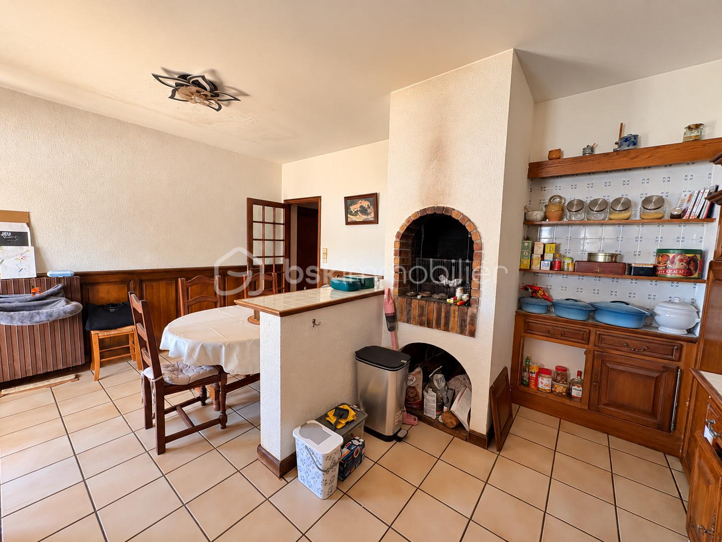 Cuisine rustique chaleureuse avec cheminée en brique.png