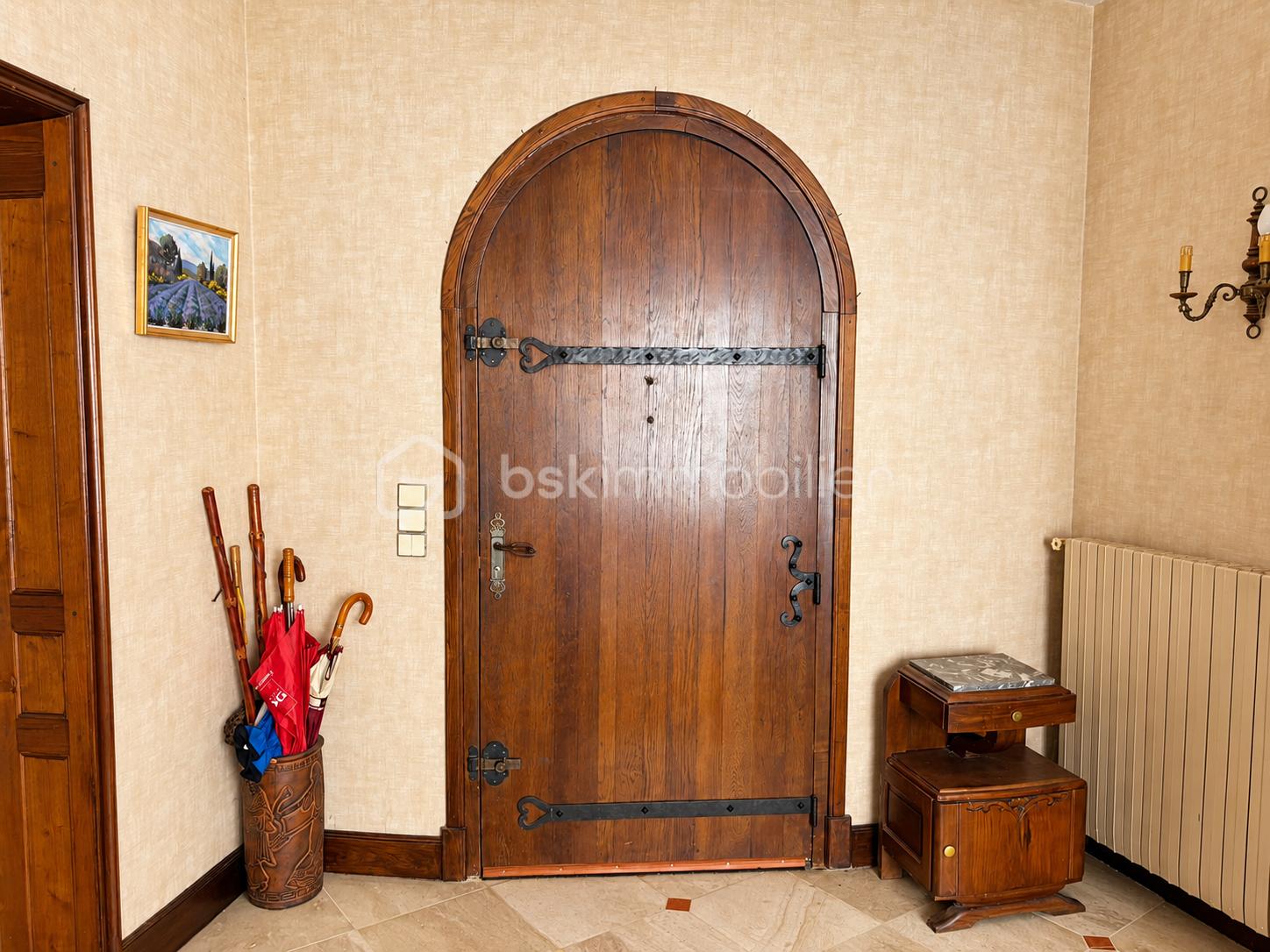 Hall d’entrée traditionnel et chaleureux.png