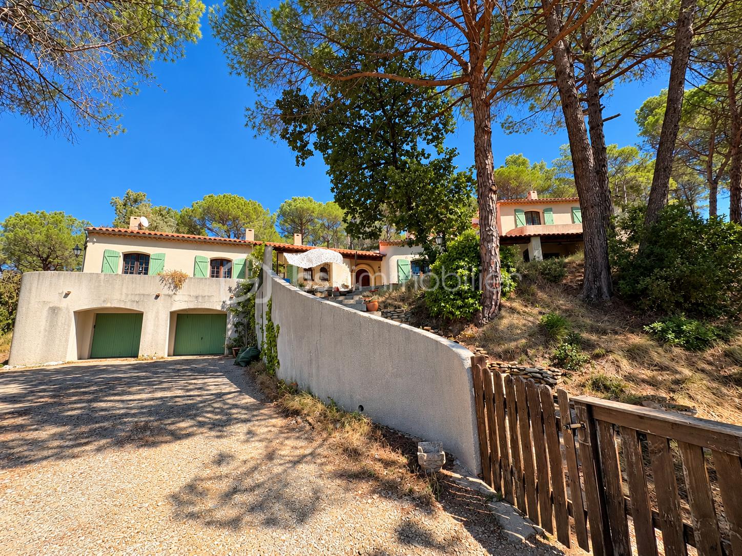 Villa méditerranéenne sous les pins (2).png