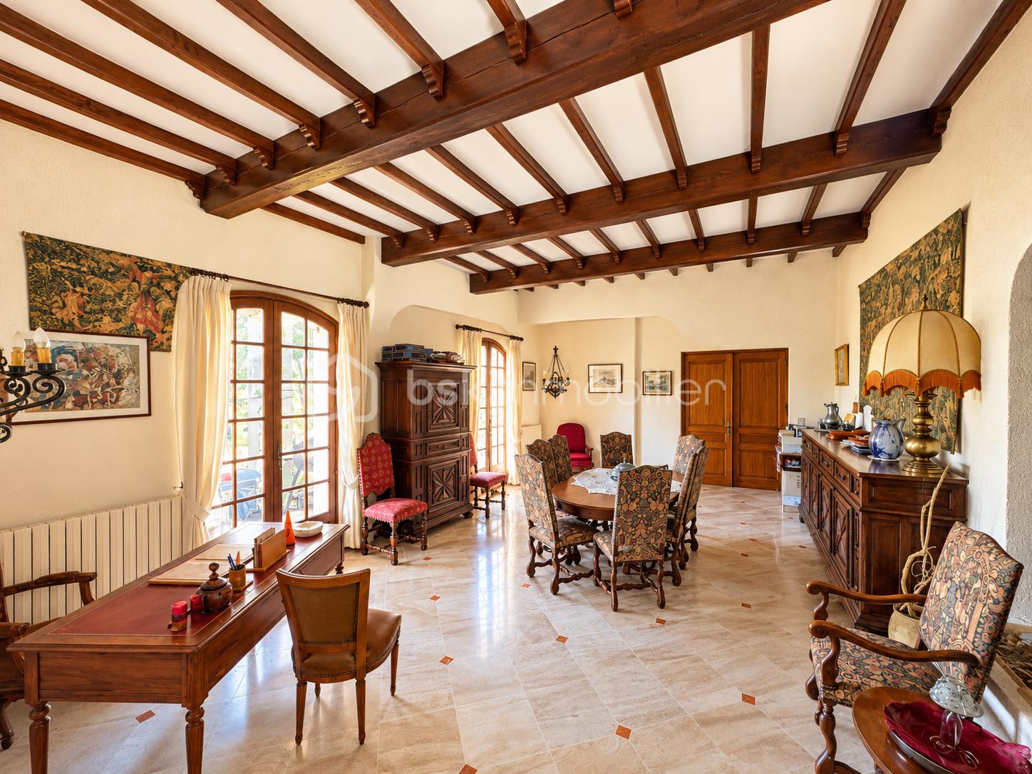 Salon provençal baigné de lumière naturelle.png