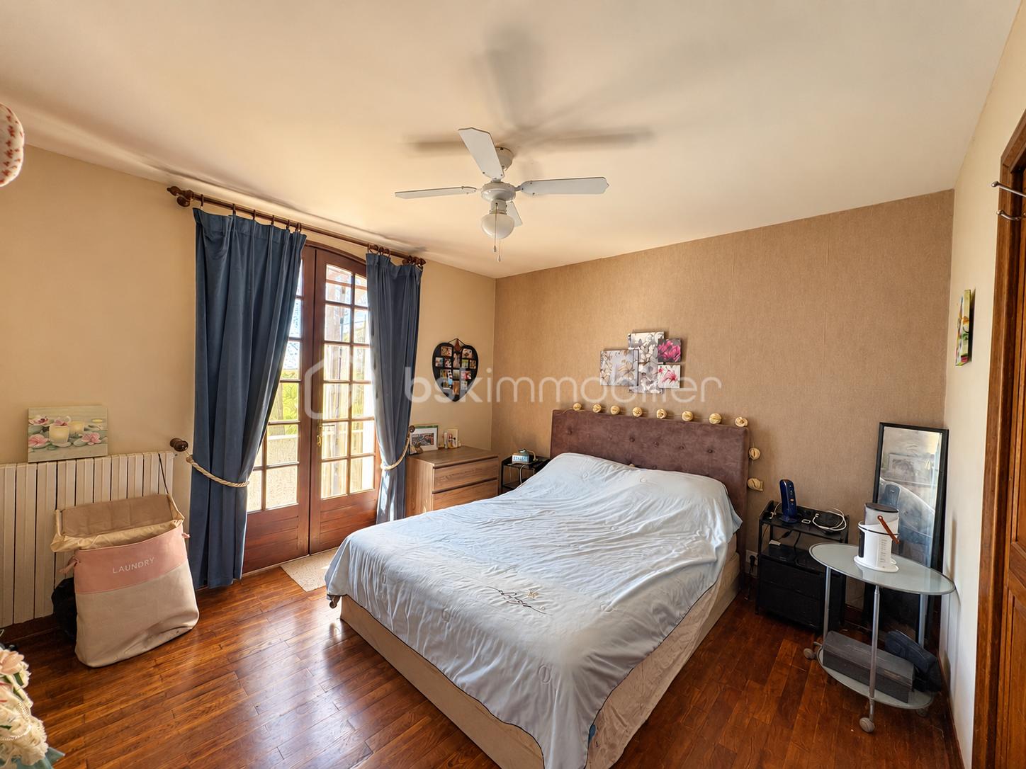 Chambre chaleureuse avec portes vitrées.png