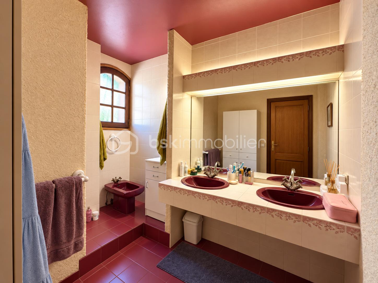 Salle de bain rétro aux accents bordeaux.png