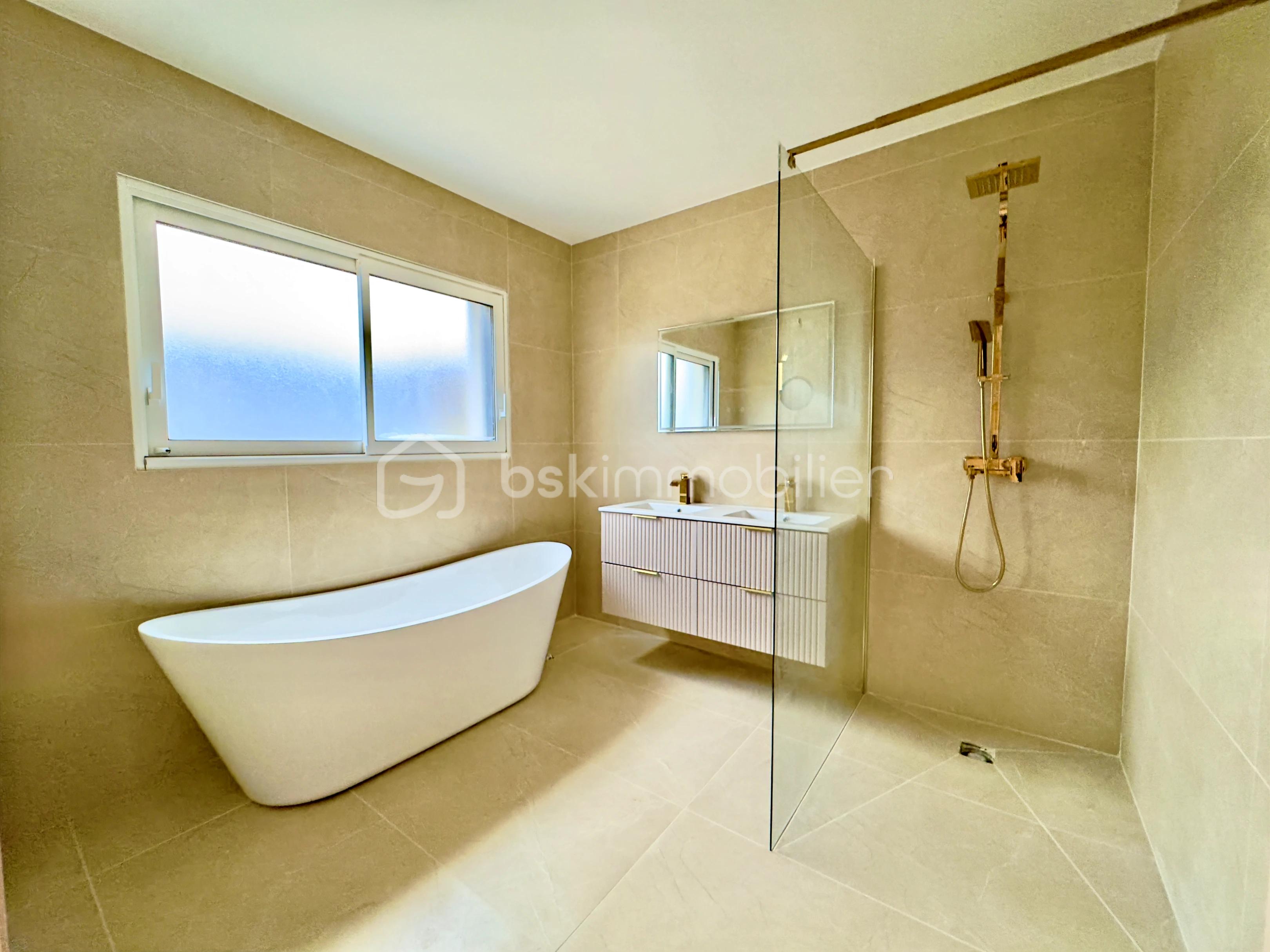 Maison contemporaine de 123 m² - Photo home staging salle de bain.jpg