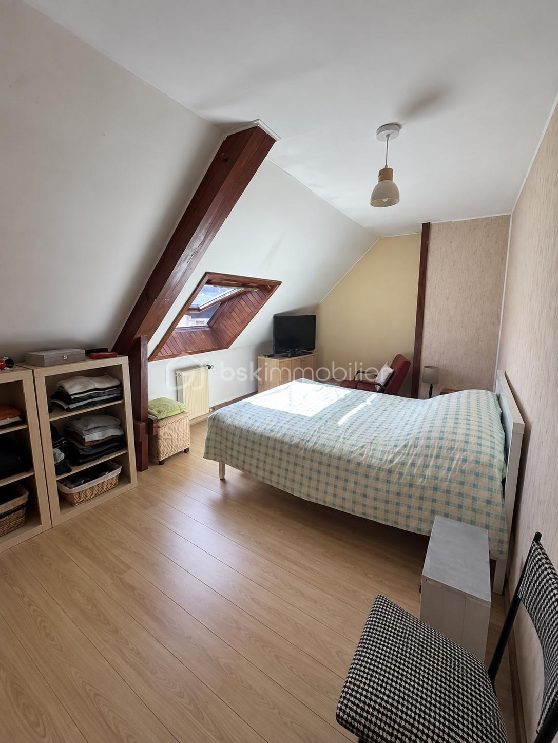 Petite chambre mansardée lumineuse.png