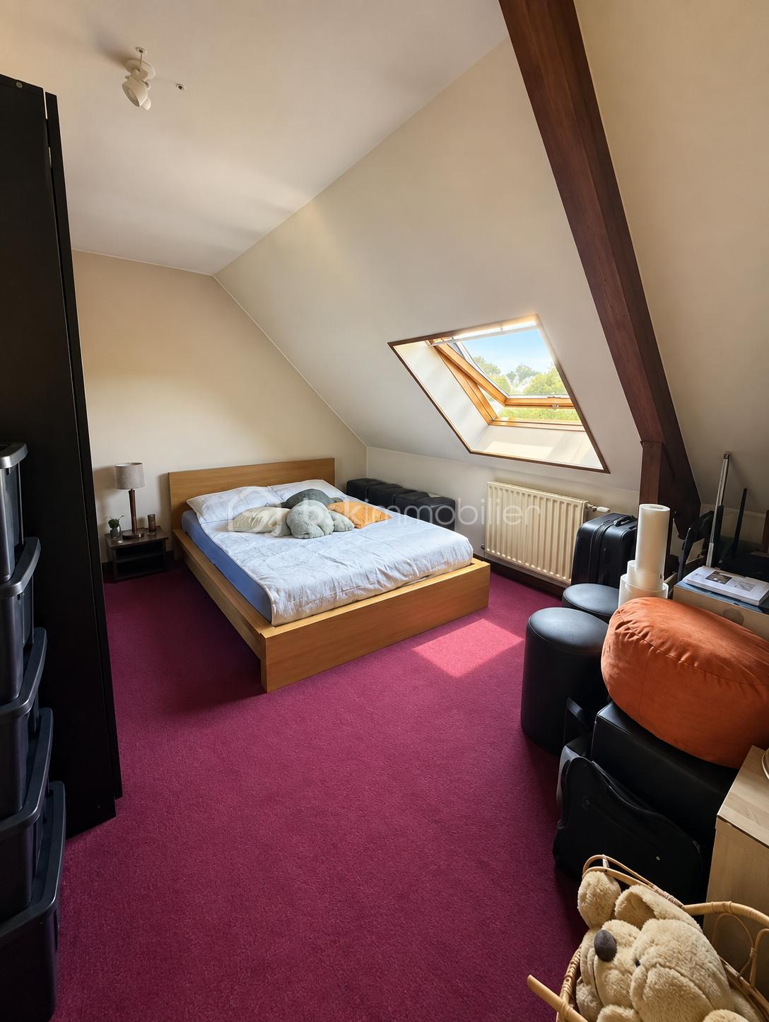 Chambre mansardée baignée de soleil.png
