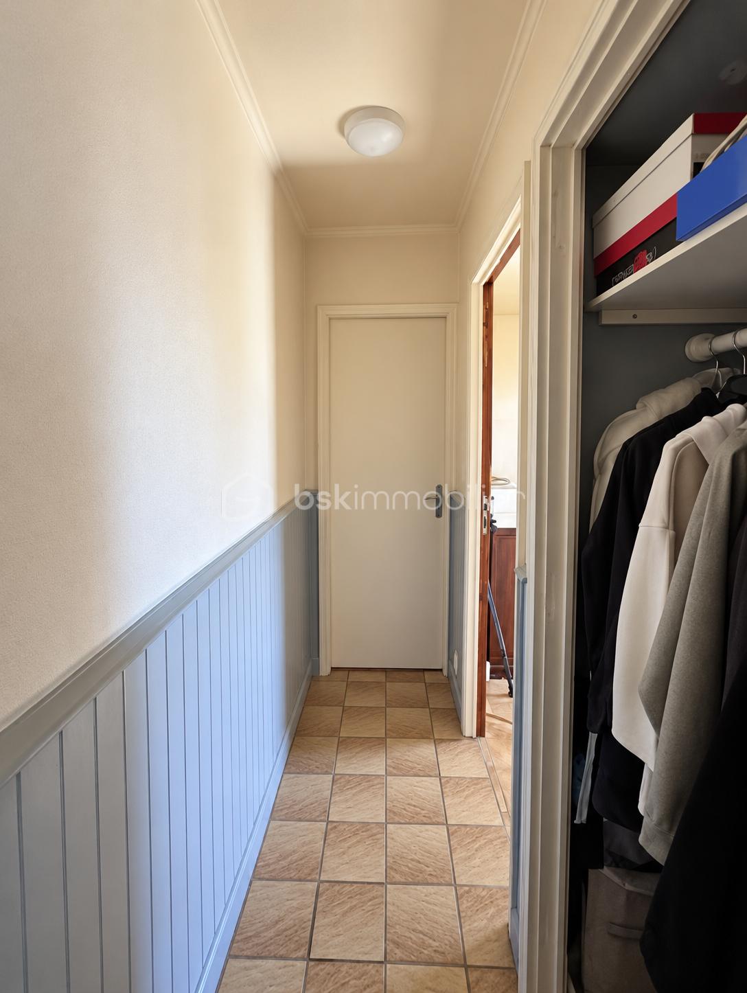 Couloir lumineux avec placard ouvert.png