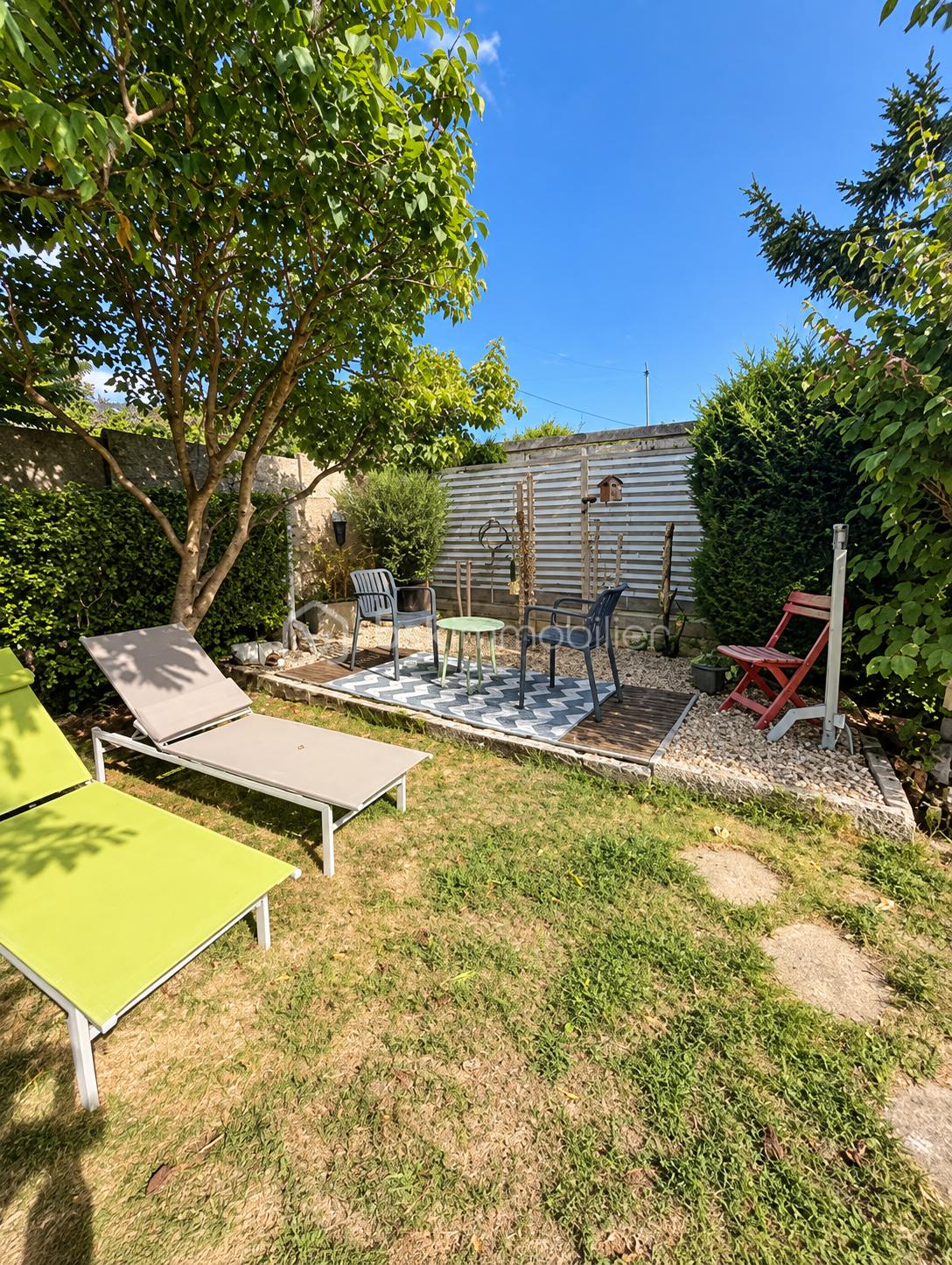 Salon de jardin ensoleillé au cœur de la verdure.png