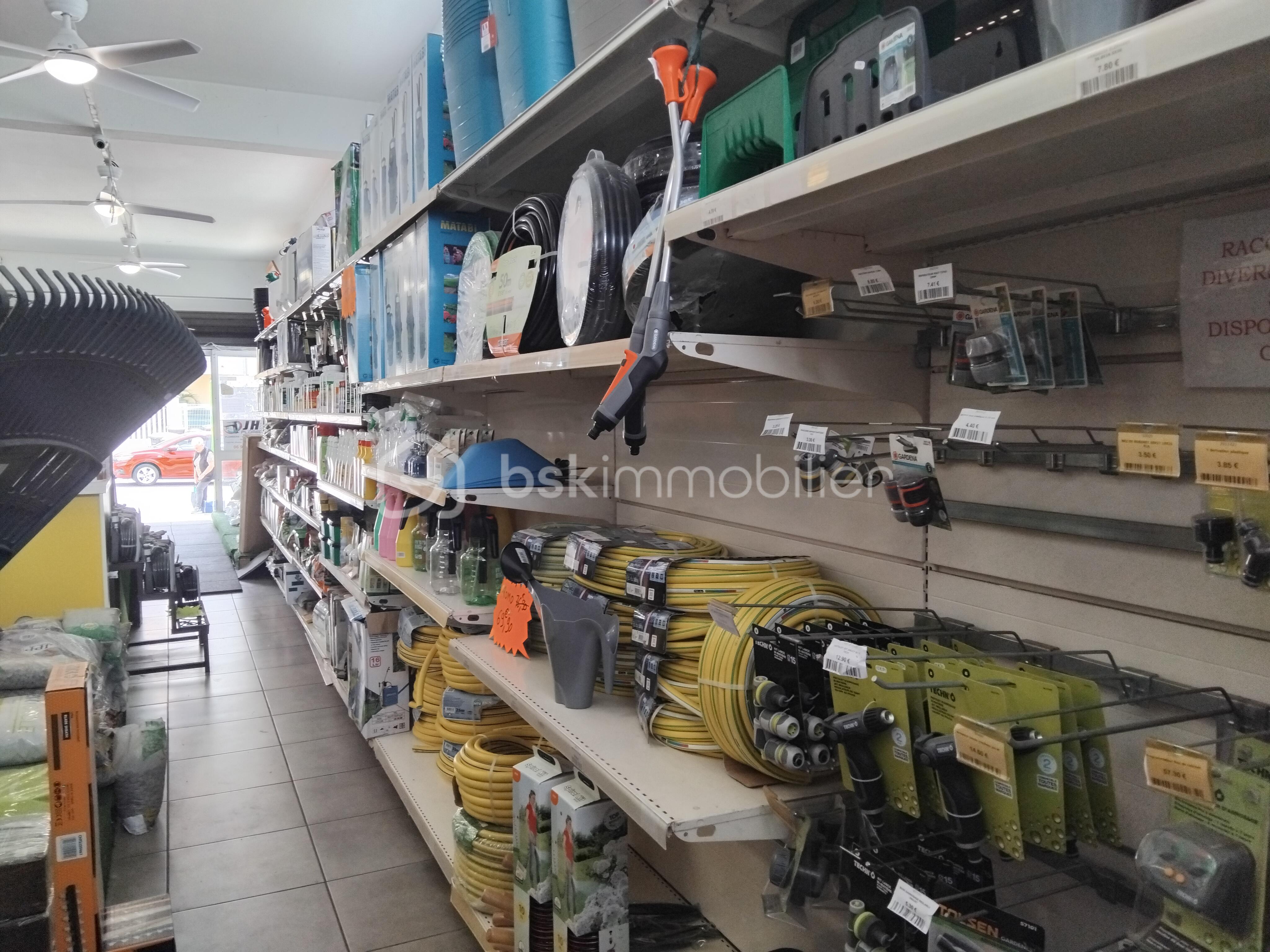 Boutique de 220 m² - rayons magasin (3).jpg