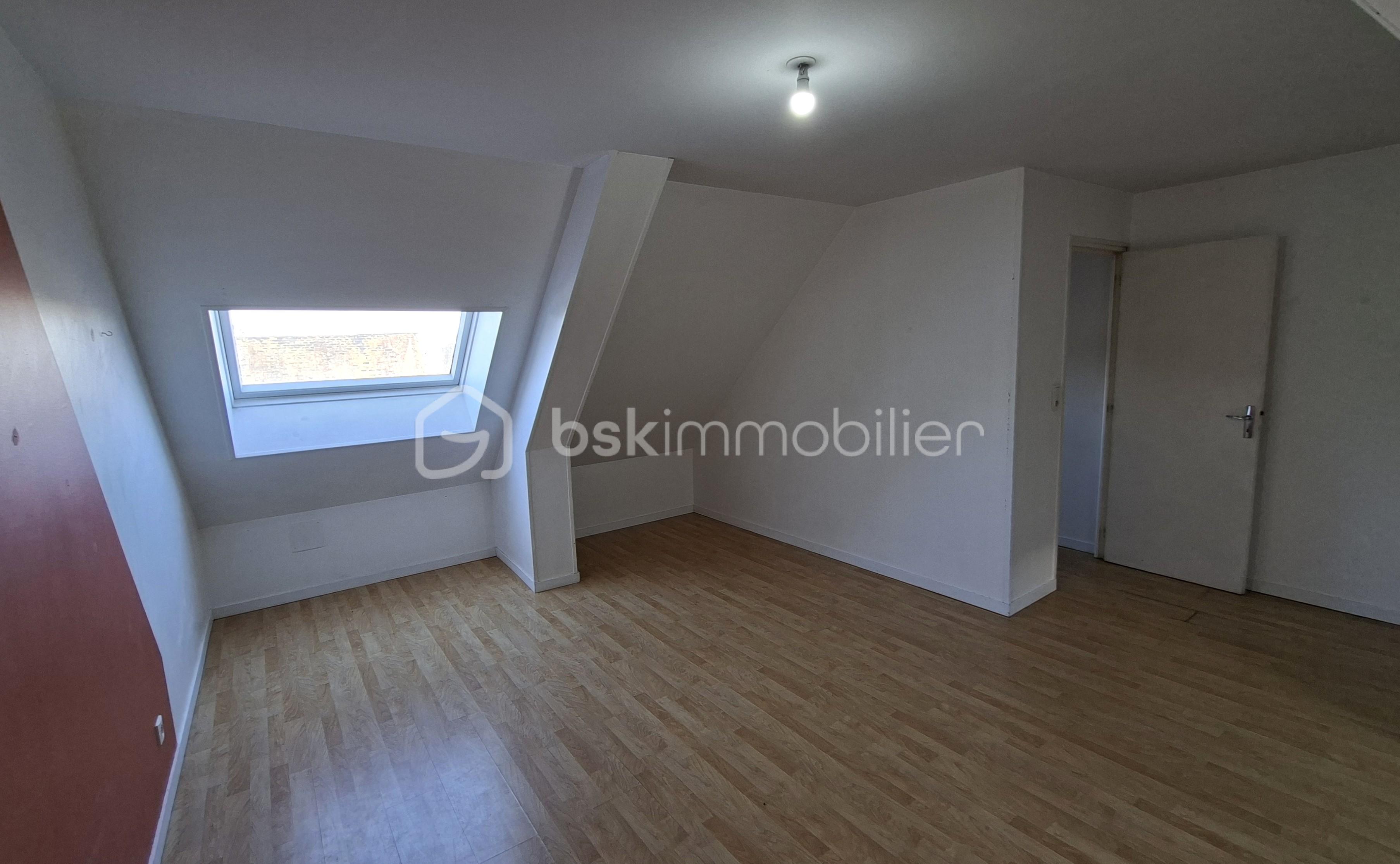 Maison de village de 78 m² - LEBES chambre mansardée 2.jpg