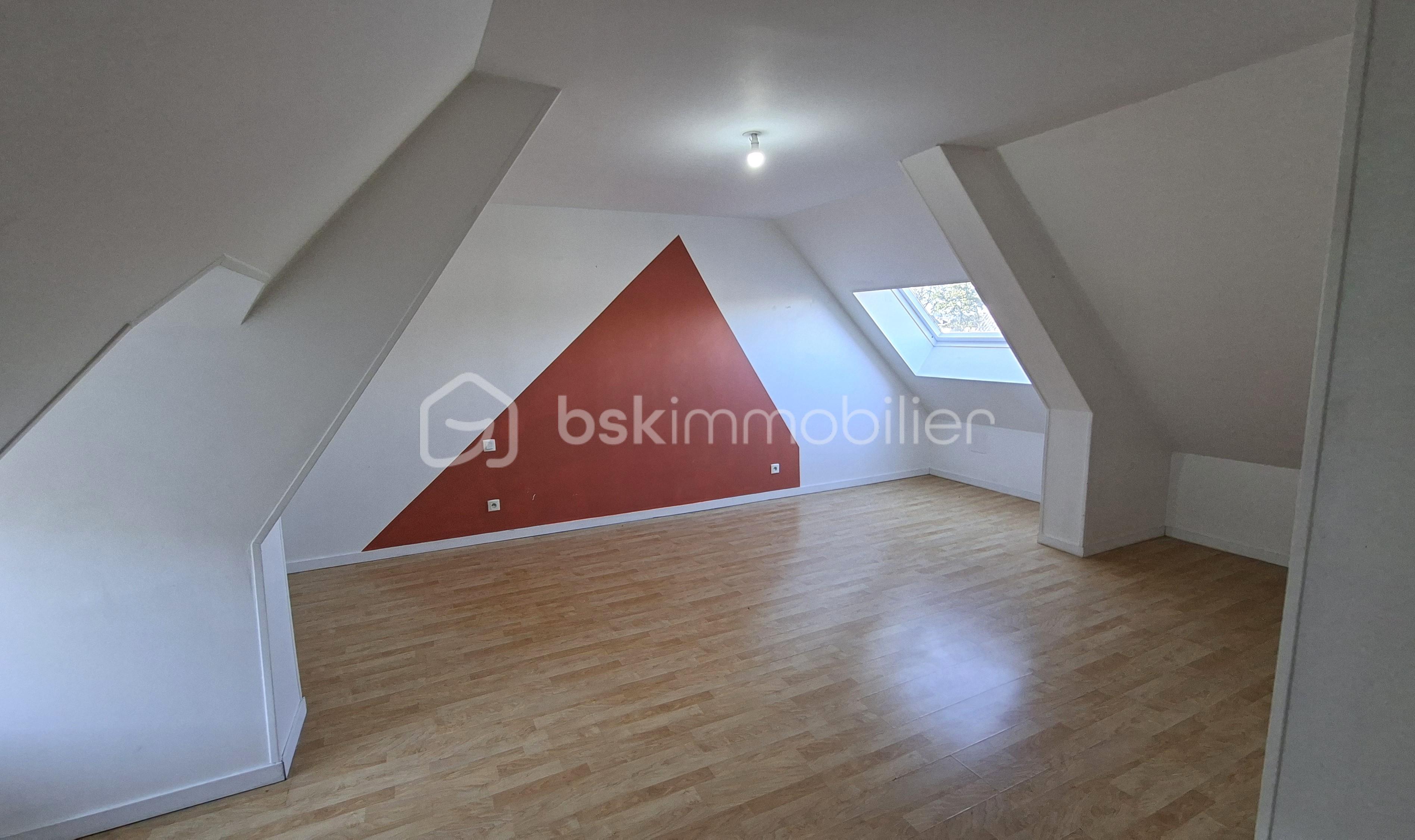 Maison de village de 78 m² - LEBES chambre mansardée 1.jpg