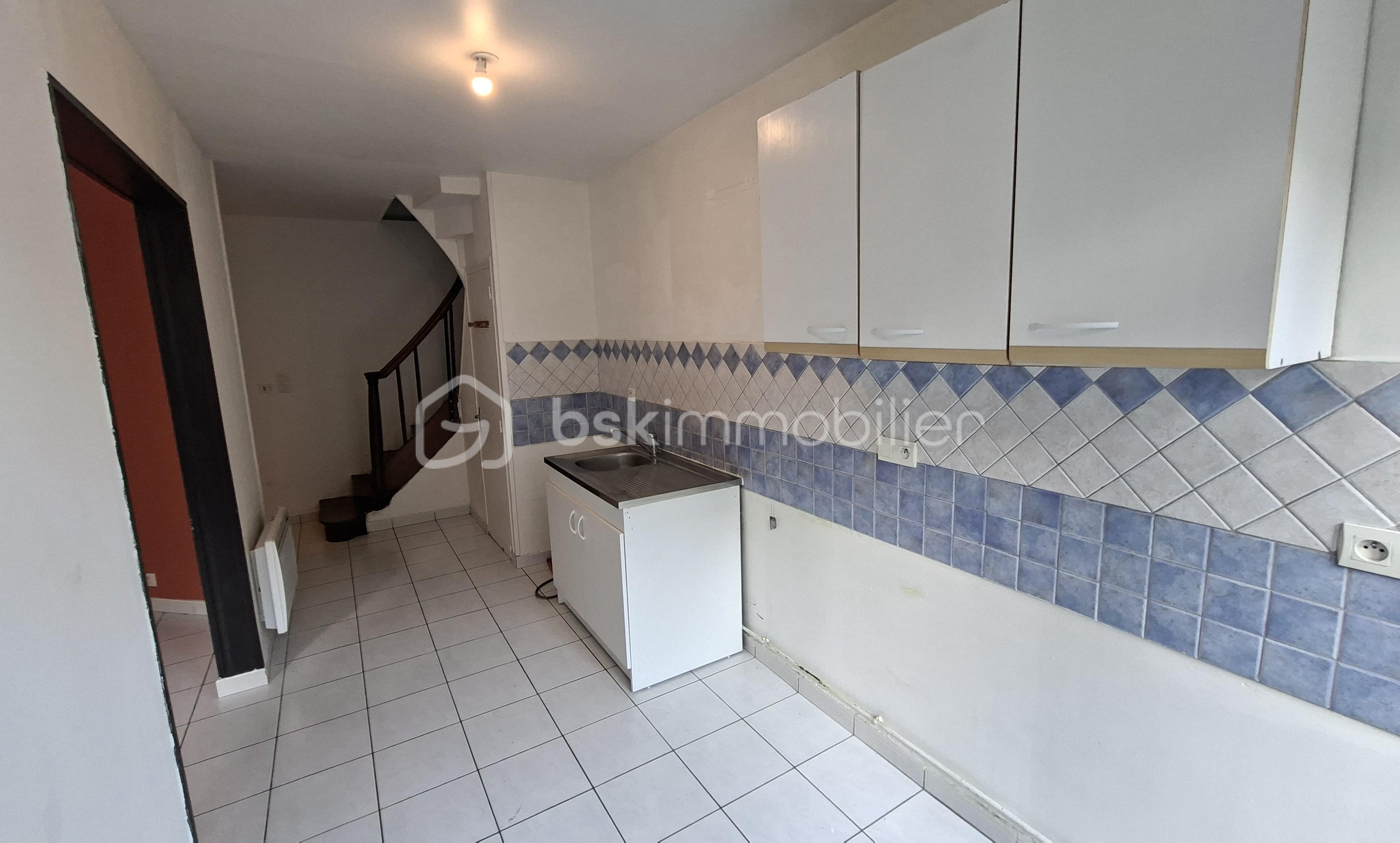 Maison de village de 78 m² - LEBES cuisine vers escalier.jpg