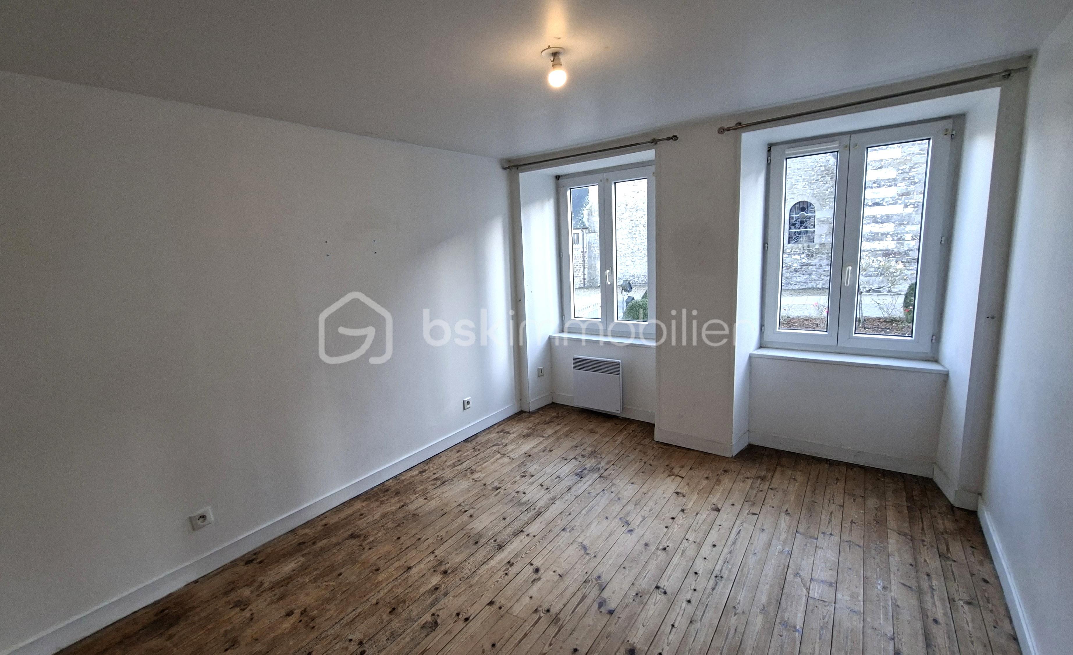 Maison de village de 78 m² - LEBES chambre 1 1 deux fenêtres.jpg