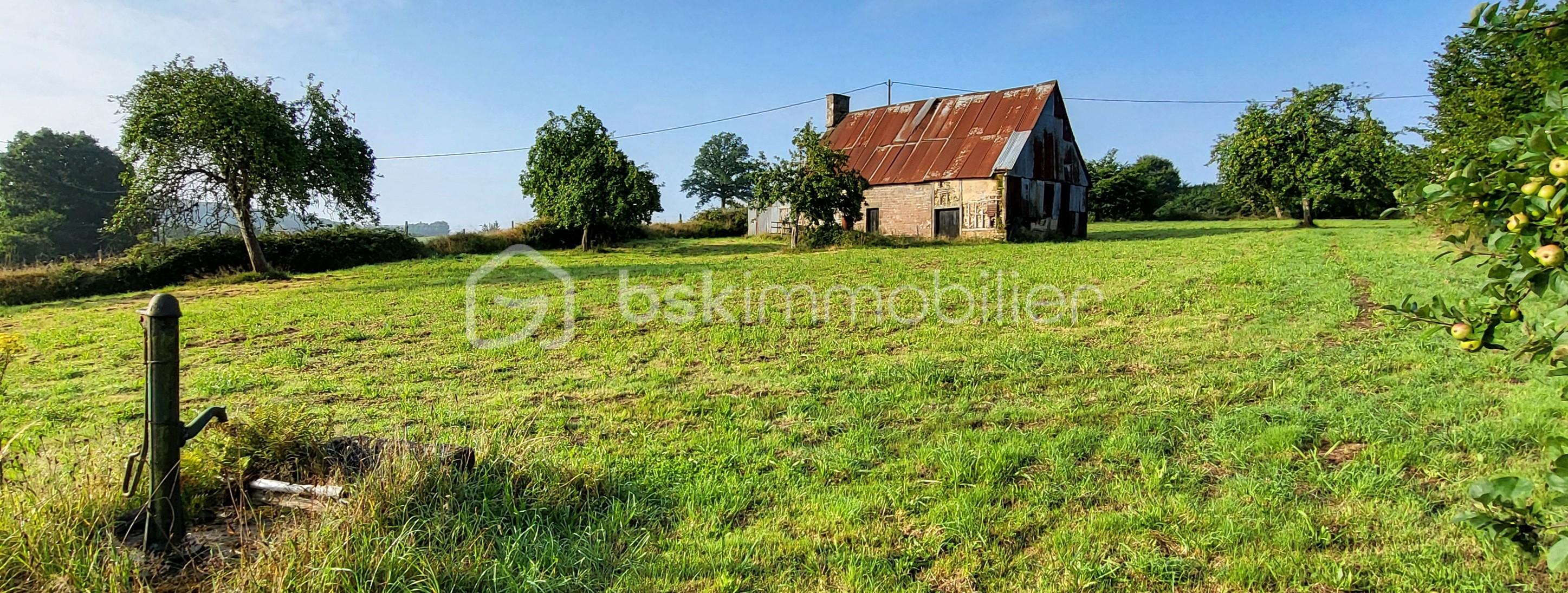 Maison longere de 165 m² - HUET Roger dépendance puits de loin.jpg