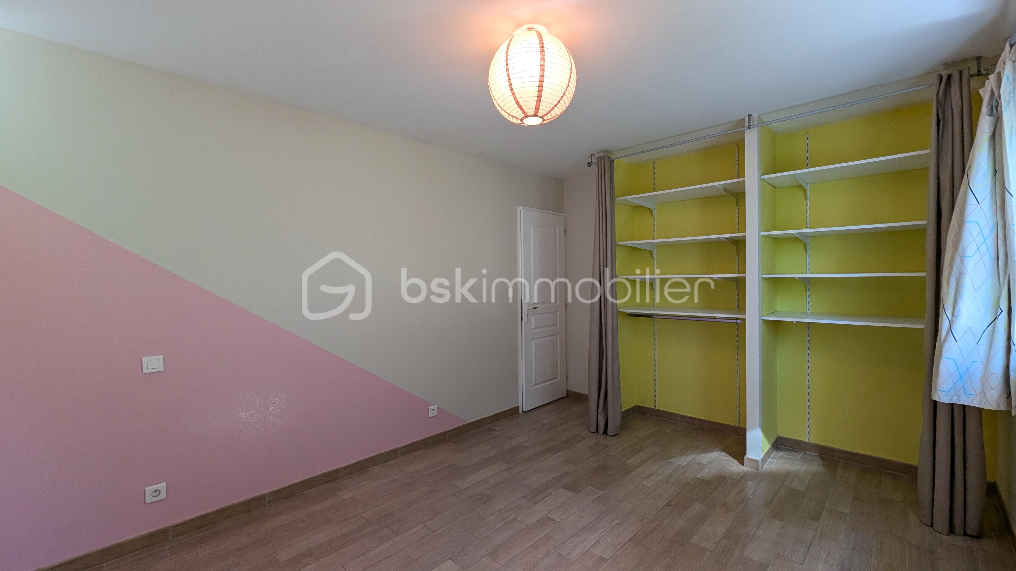 chambre avec placard maison plain pied maison campagne lucgarier DPE A chauffage au sol pompe a chaleur (2).jpg