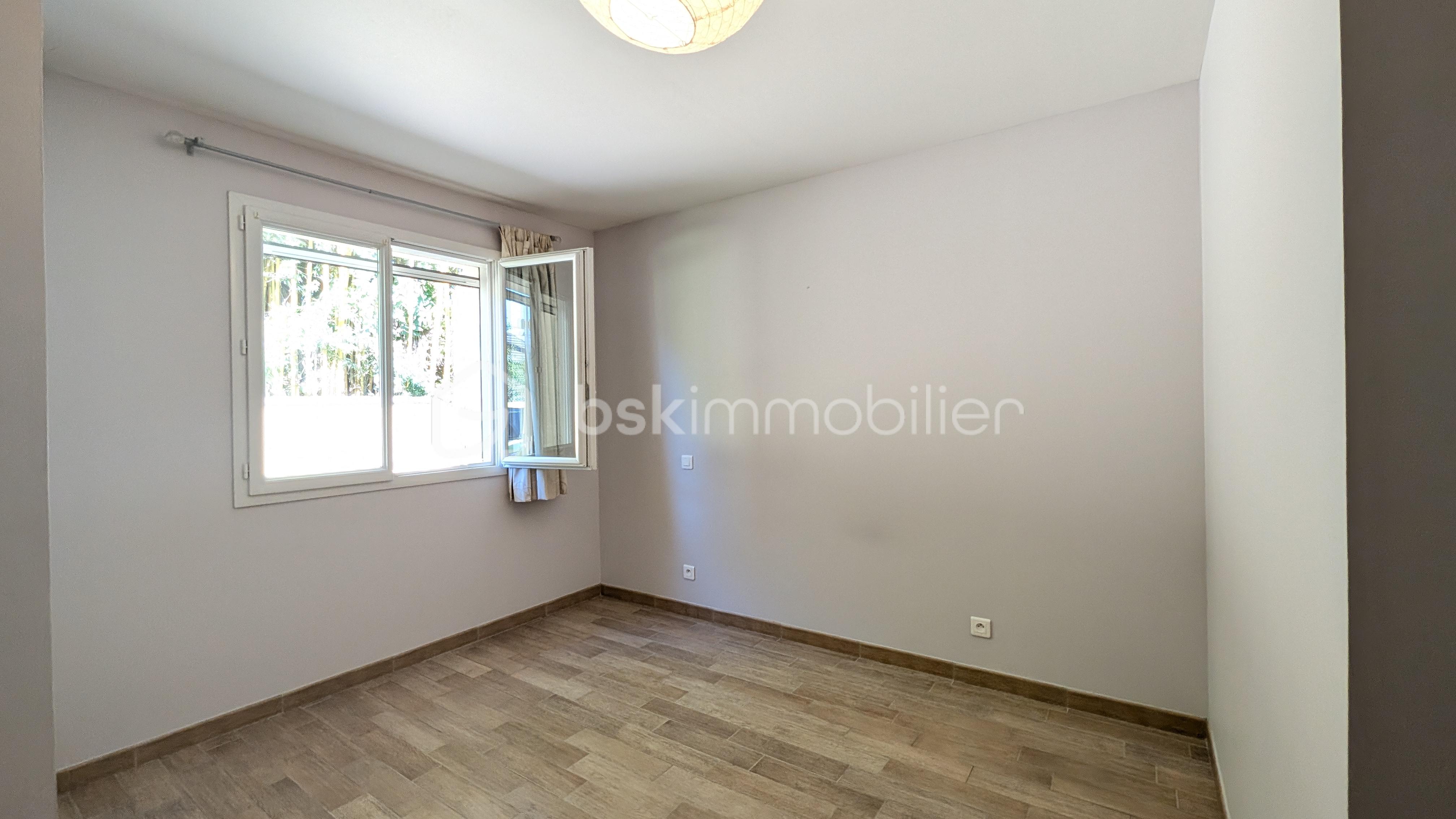 chambre rdc avec dressing maison campagne lucgarier DPE A chauffage au sol pompe a chaleur.jpg