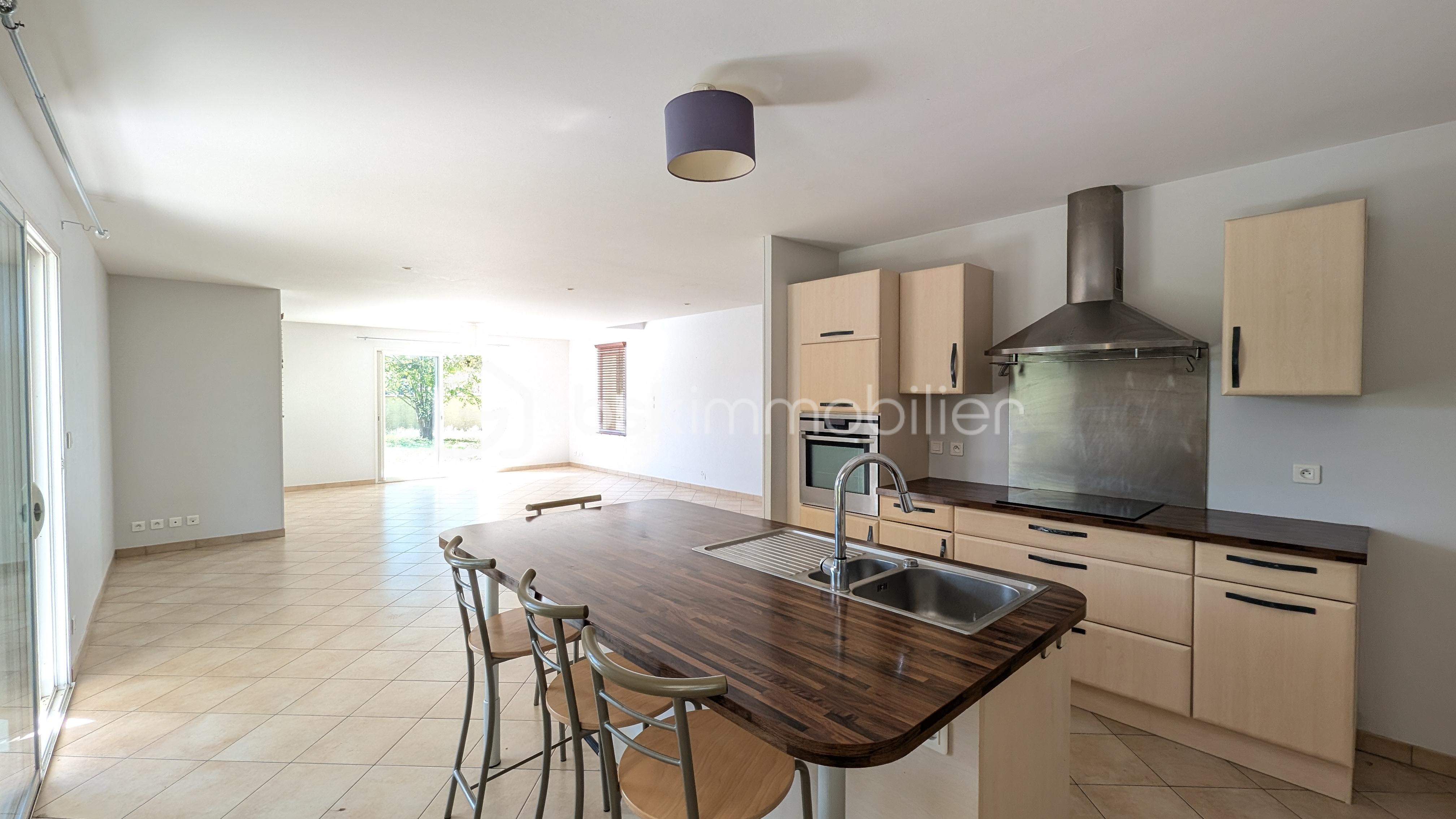 cuisine avec ilot central maison campagne lucgarier DPE A chauffage au sol pompe a chaleur.jpg