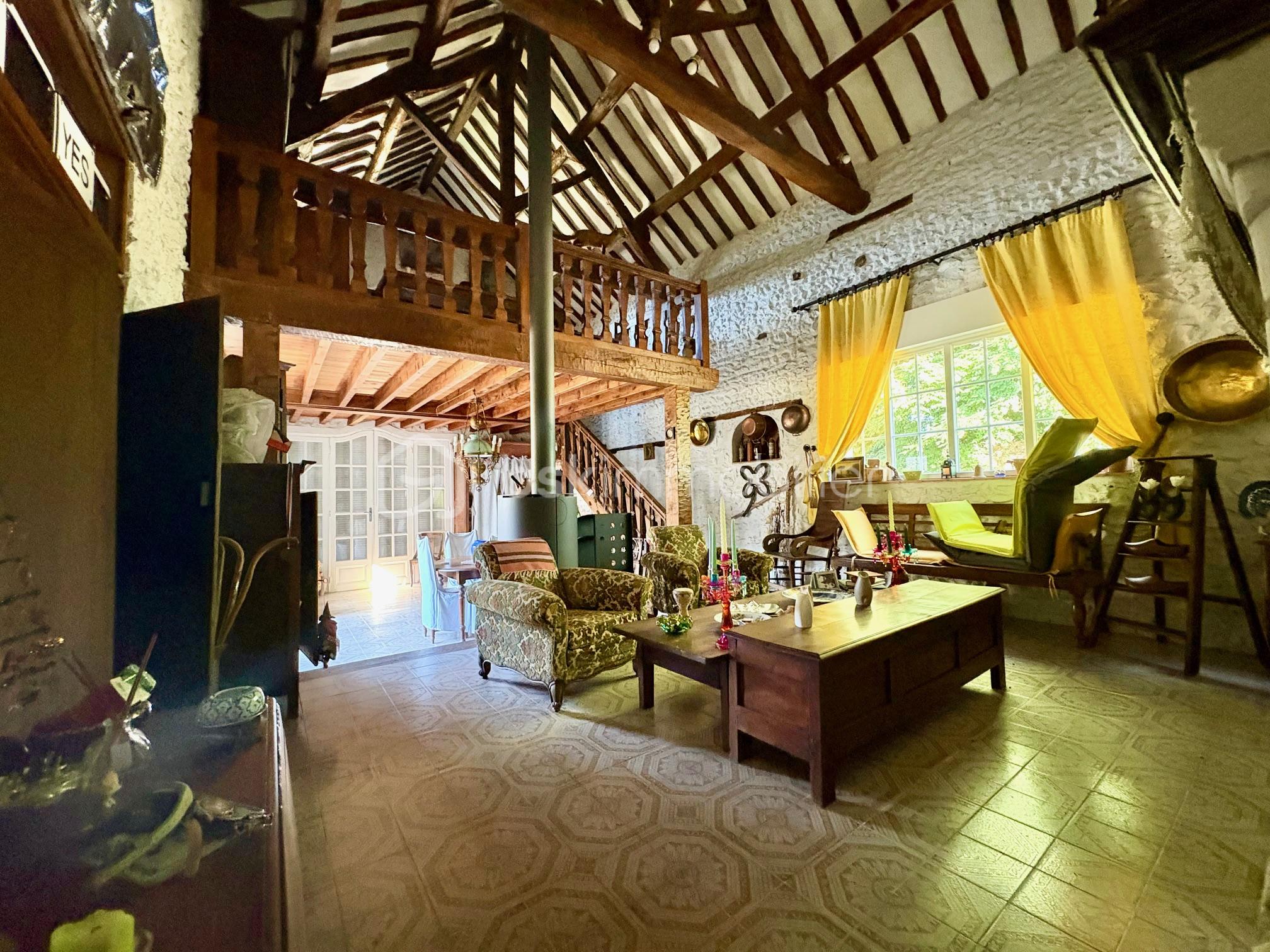Corps de ferme de 300 m² - dep salle 2.jpg