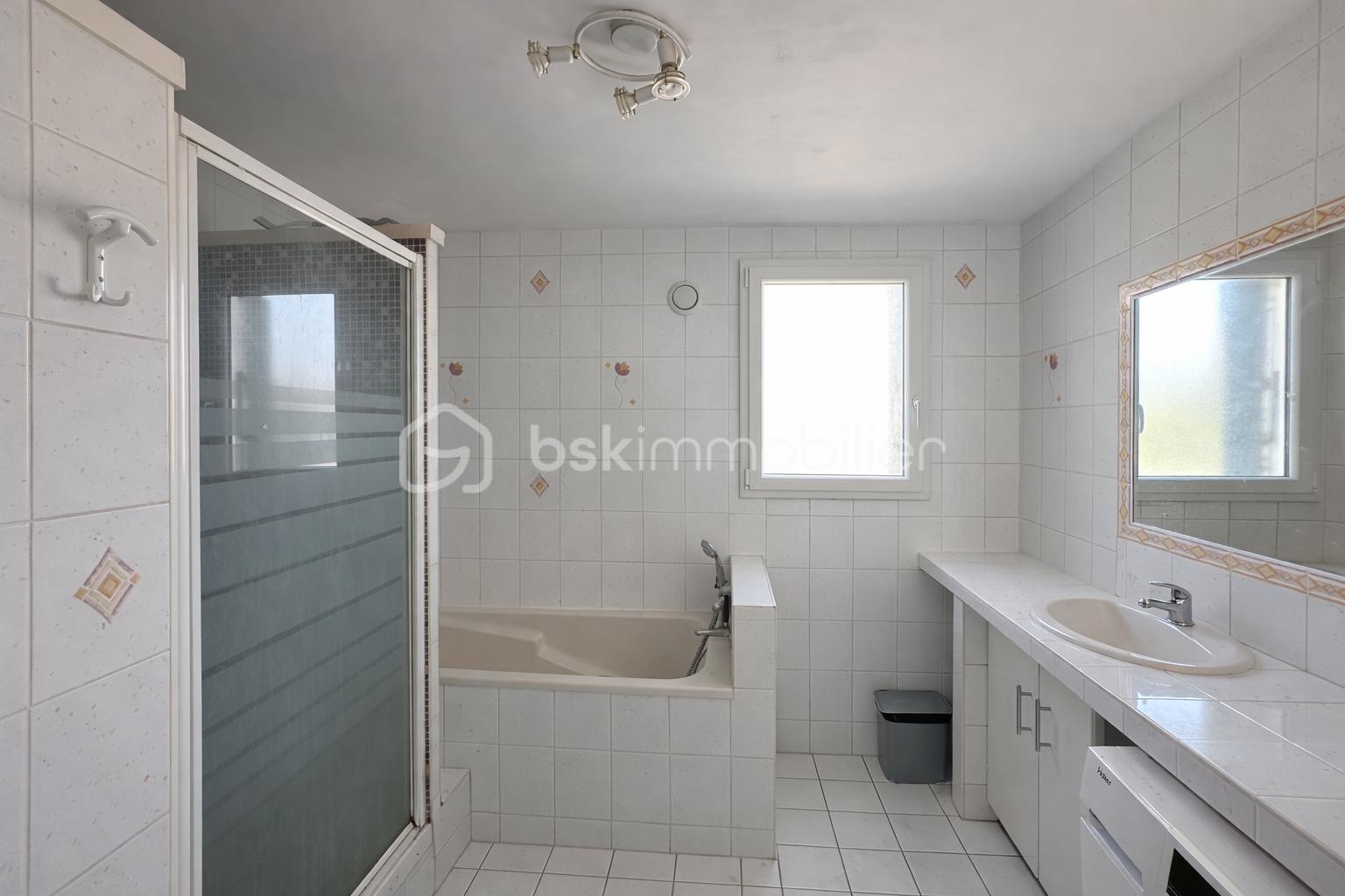 Salle de bain moderne et lumineuse.png