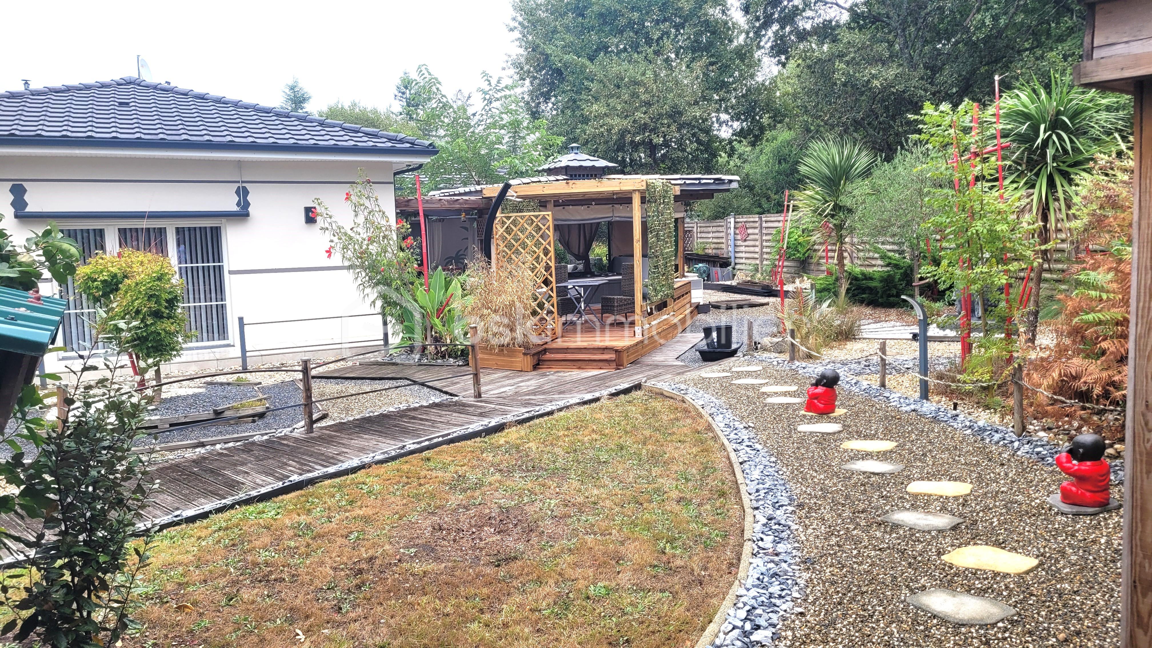 Maison contemporaine de 239 m² - JARDIN 1 .jpg