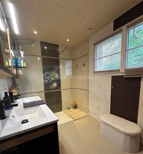 Maison contemporaine de 239 m² - SDB2.jpg