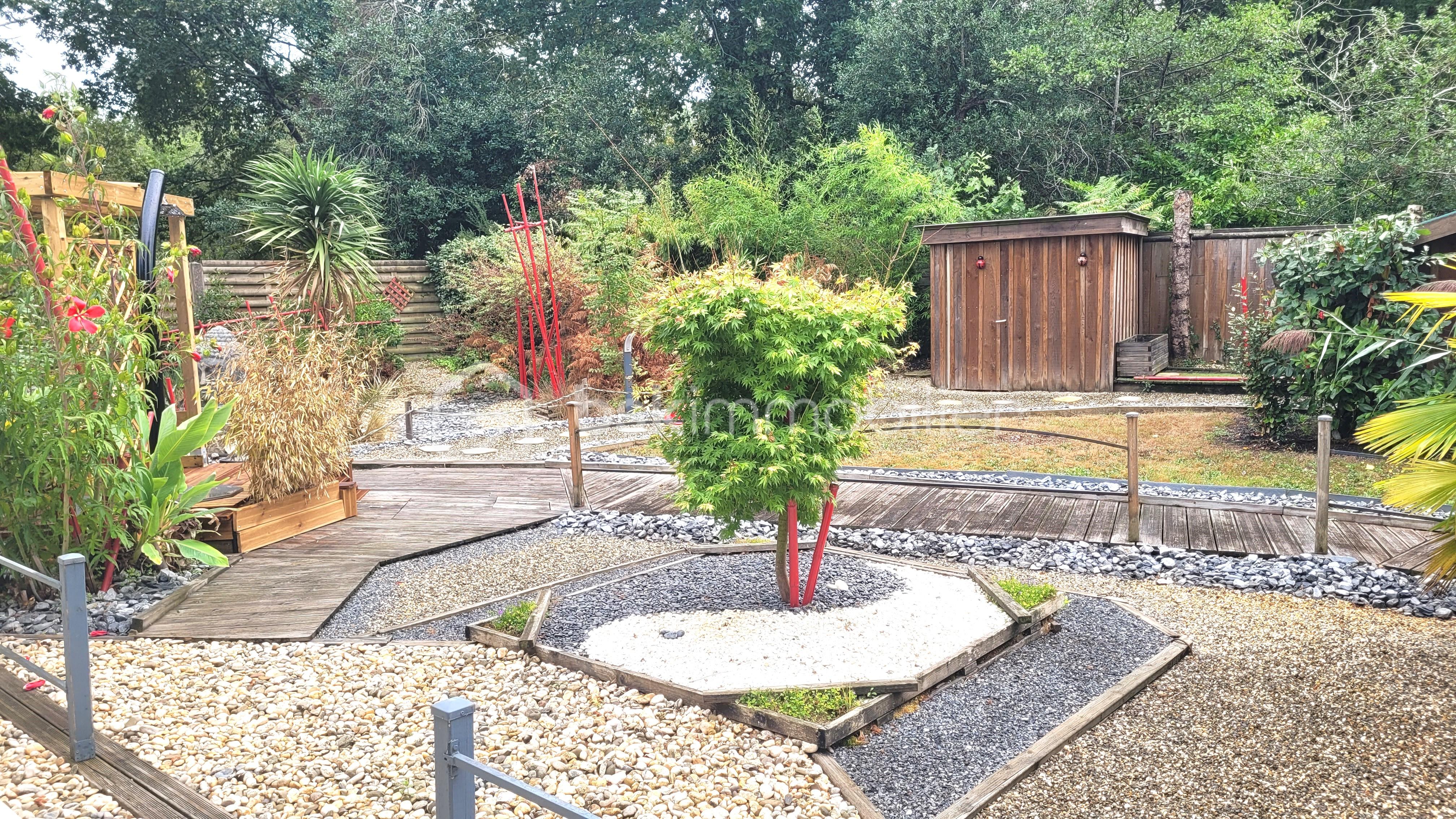 Maison contemporaine de 239 m² - JARDIN.jpg