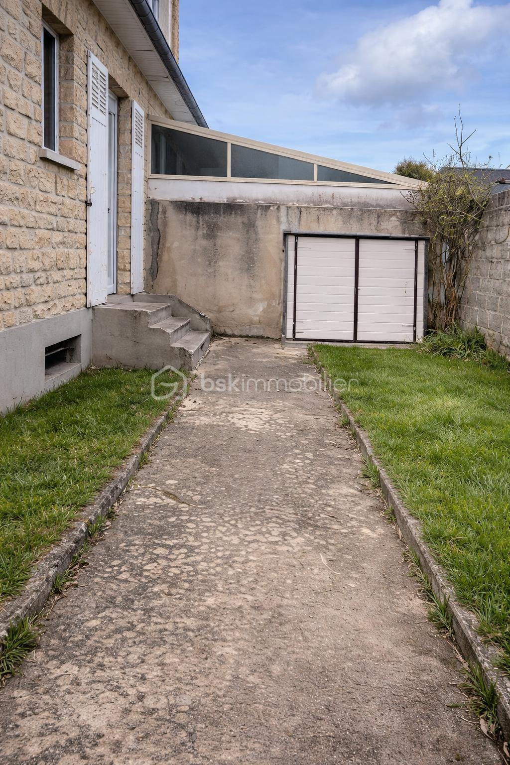 Sentier tranquille vers le garage (1).png