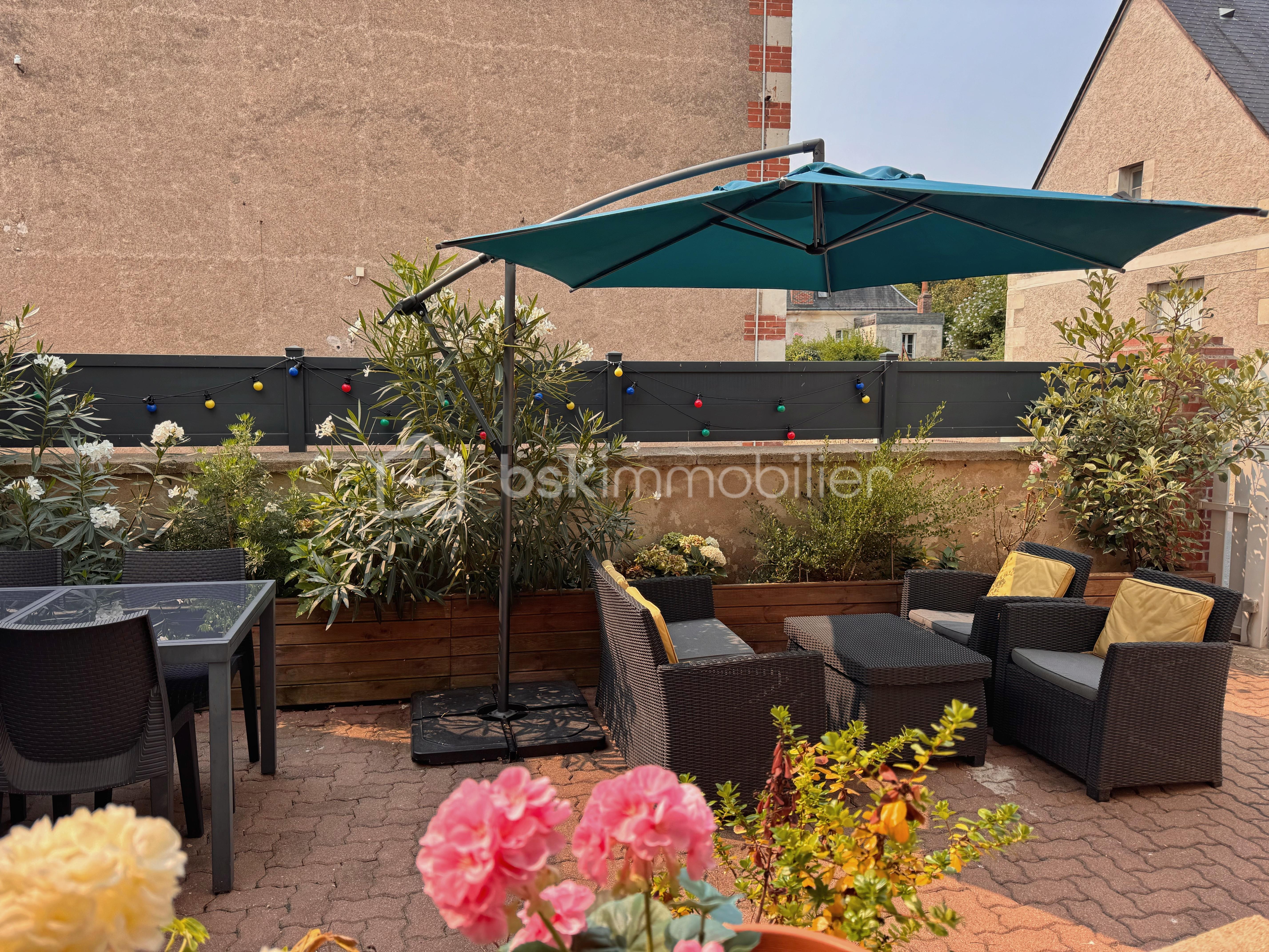 Maison de village de 108,04 m² - Cour avec fleurs.jpg