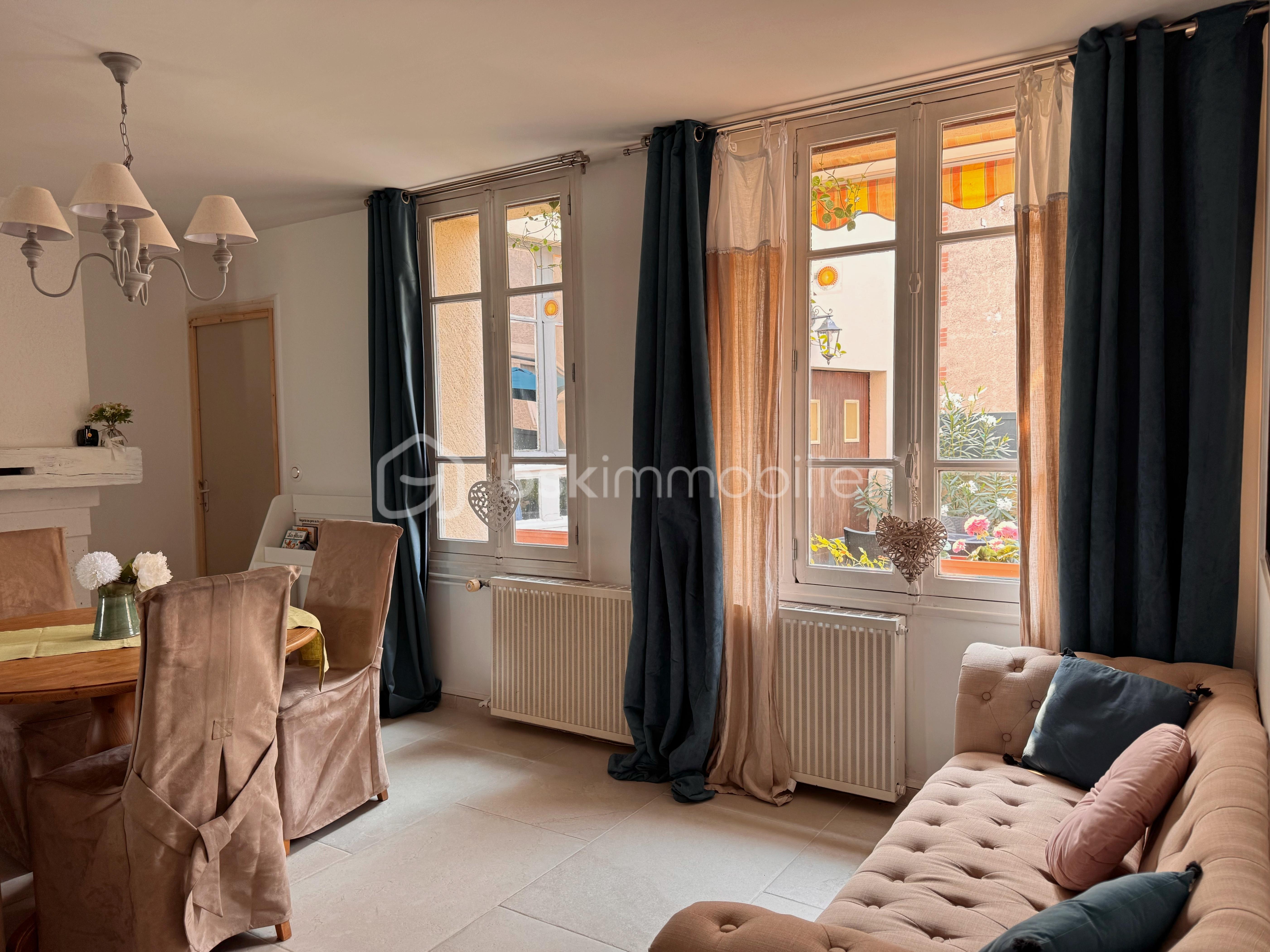 Maison de village de 108,04 m² - Salon vu fenêtres.jpg