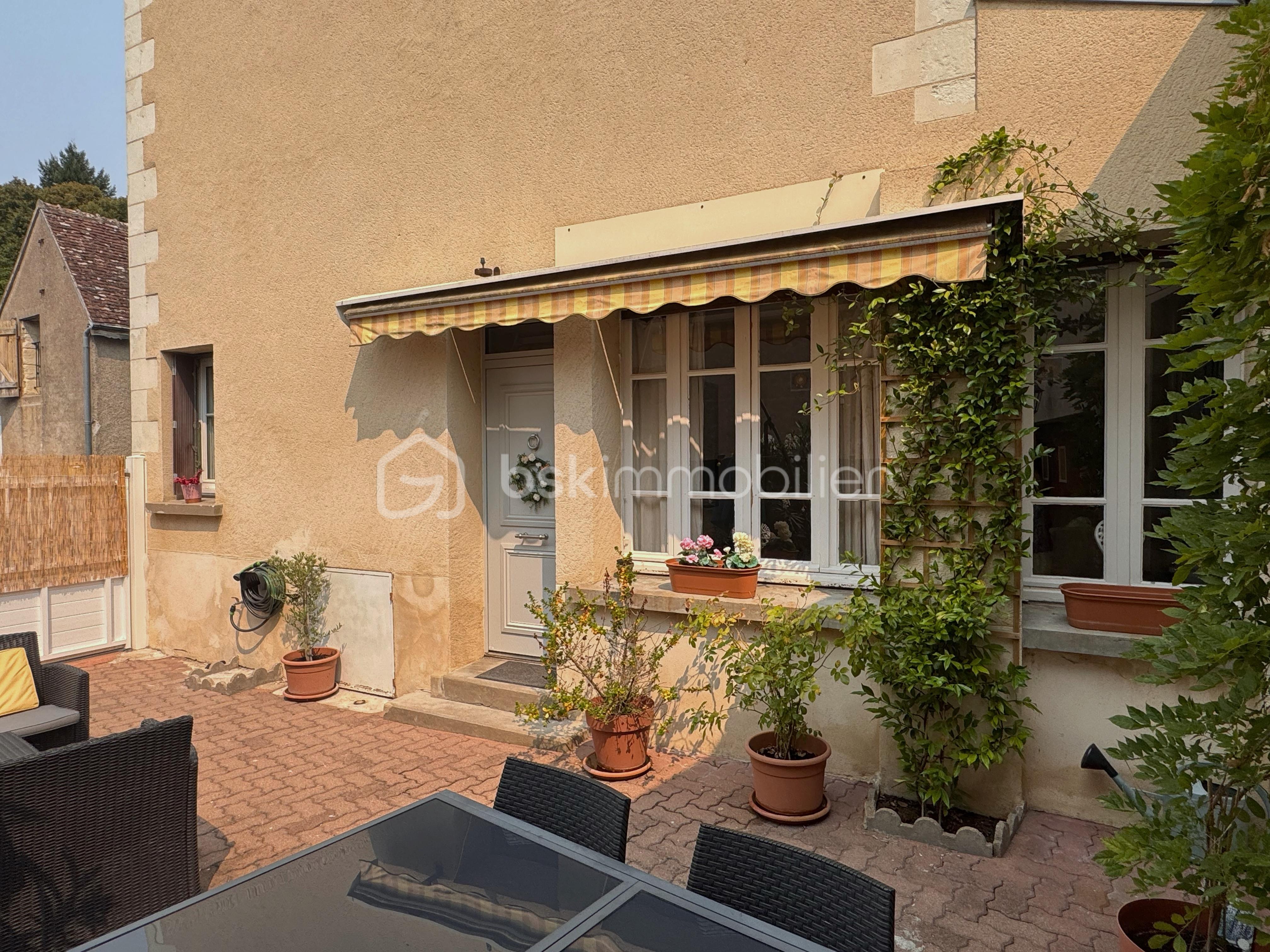Maison de village de 108,04 m² - Vu porte enntre et cour.png
