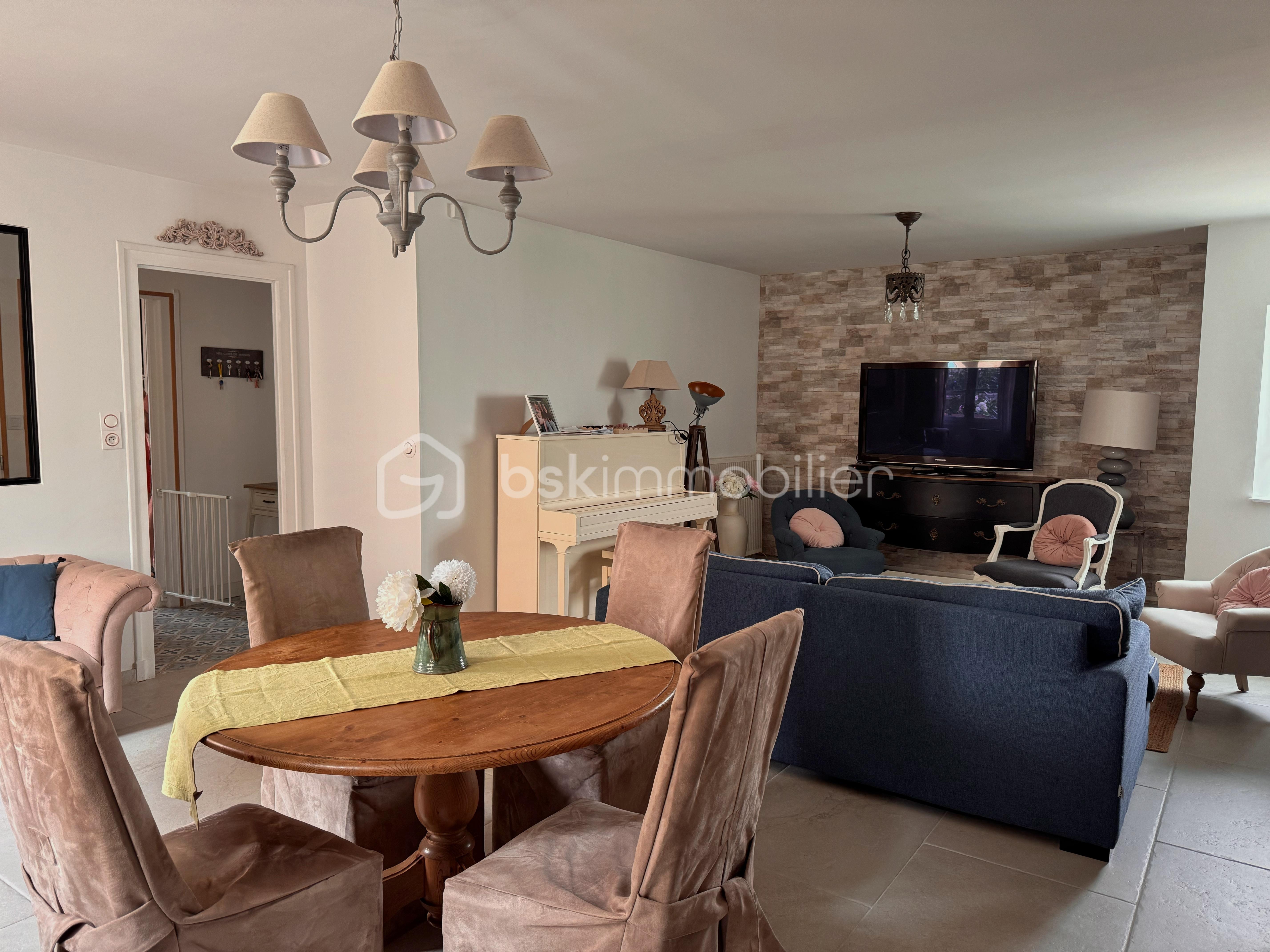 Maison de village de 108,04 m² - Salon vu télé.jpg