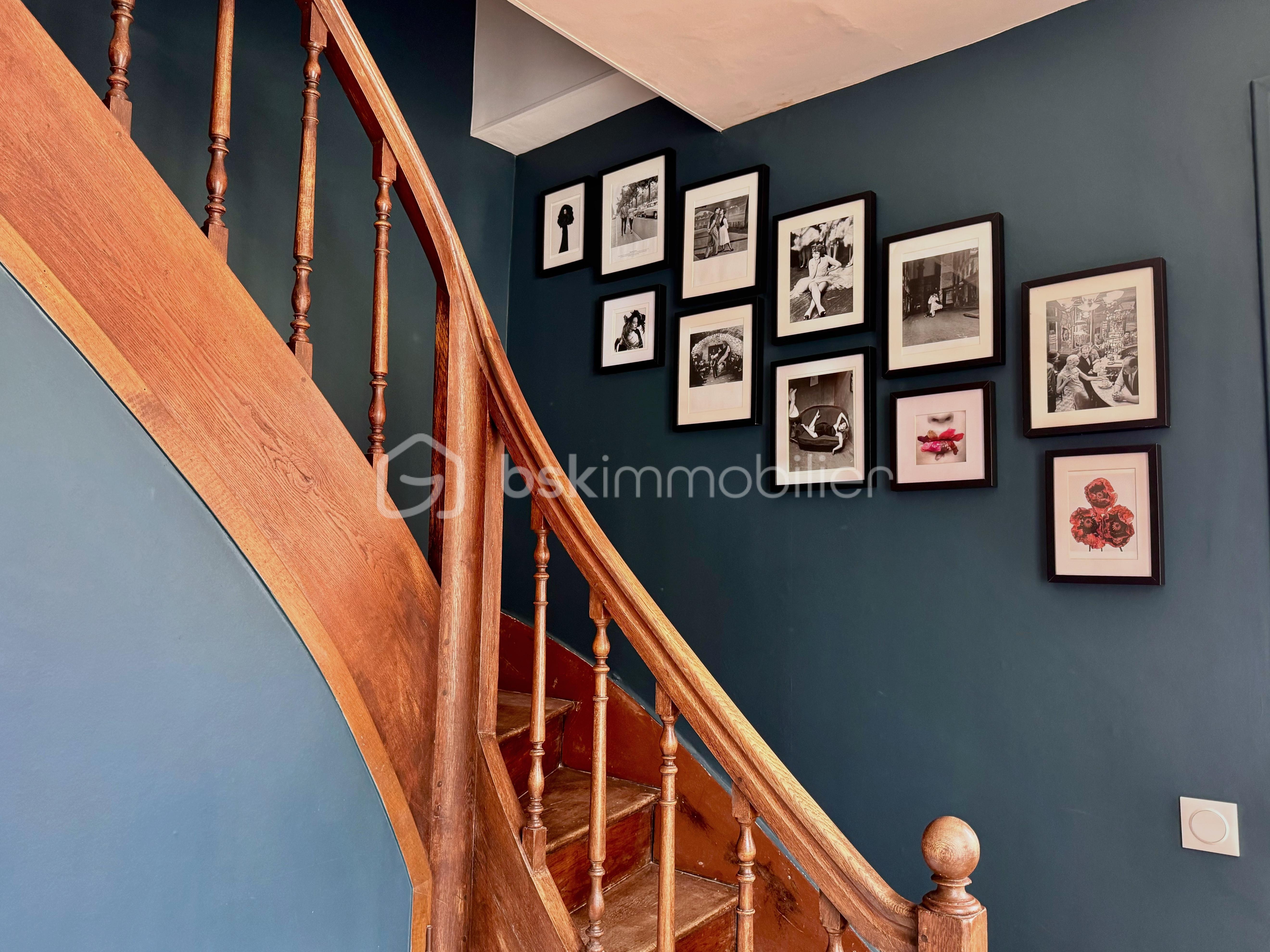 Maison de village de 108,04 m² - escalier vu du bas.jpg