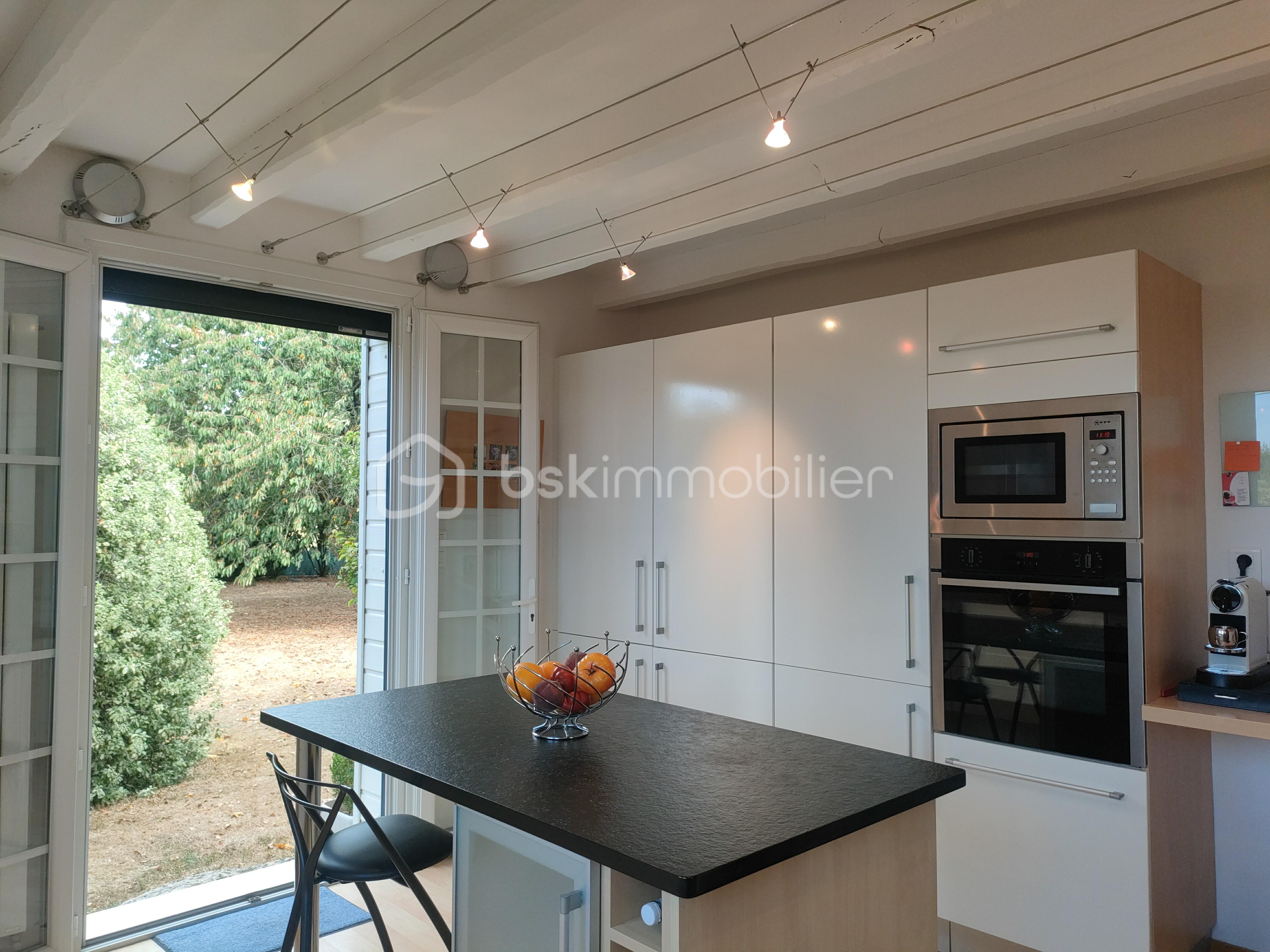 cuisine mur de rangements.jpg