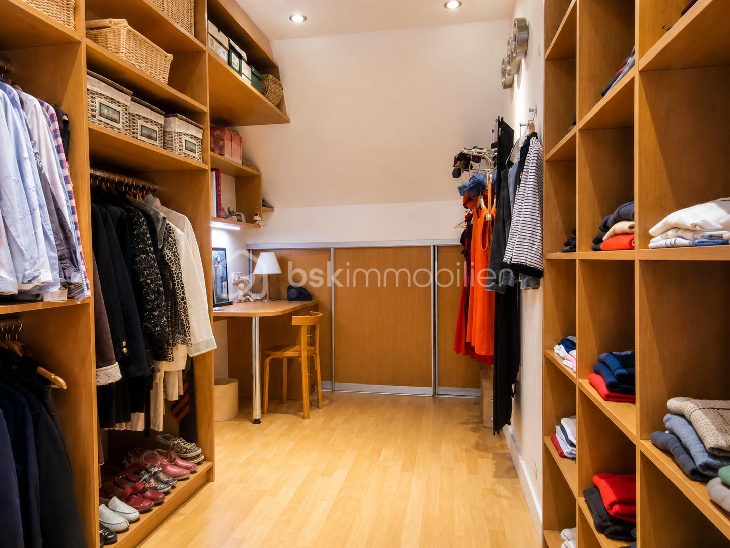 dressing avec vue bureau-coiffeuse recadrée.png
