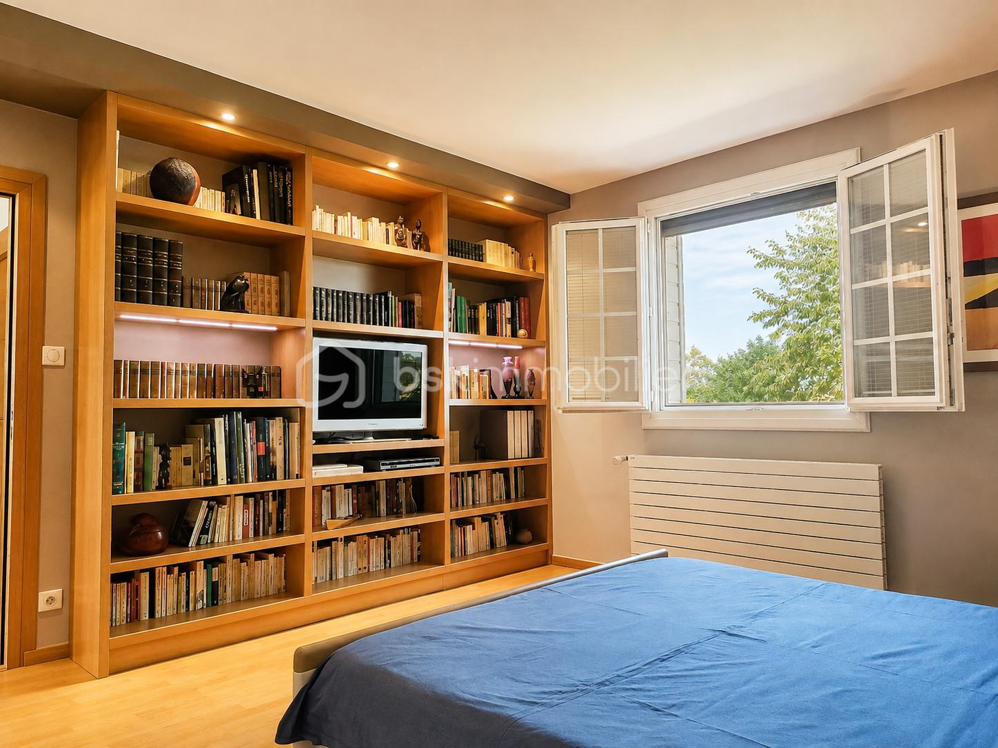chambre marron côté bibliothèque.png