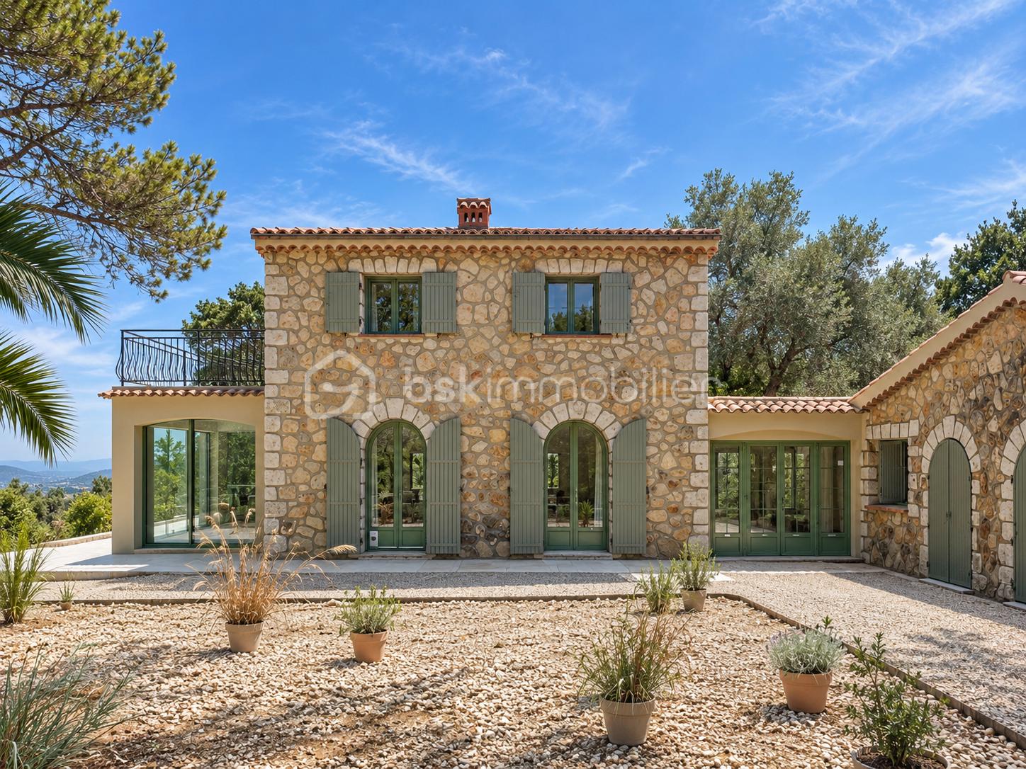 Façade en pierre d’une villa méditerranéenne.png