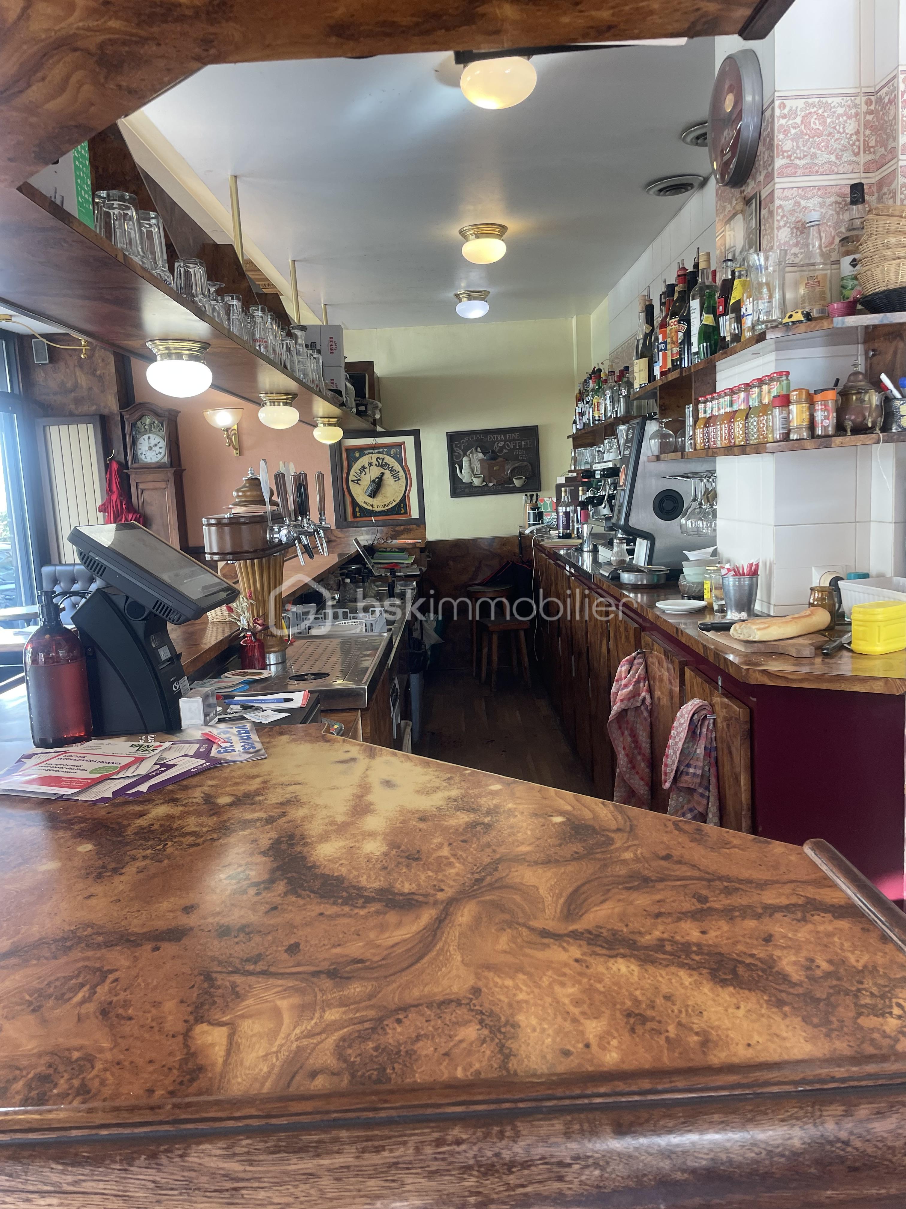 derriere le comptoir.jpeg