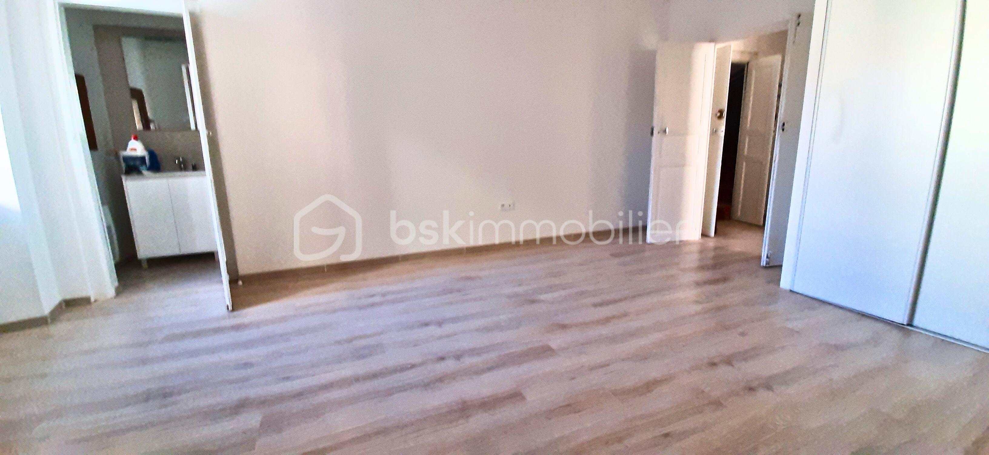 Immeuble de 150 m² - salon salle d eau 1e etage.png