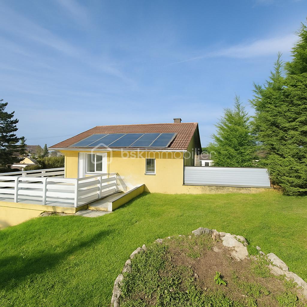 Duplex de 122 m² - Maison écoénergétique sous un ciel bleu.png