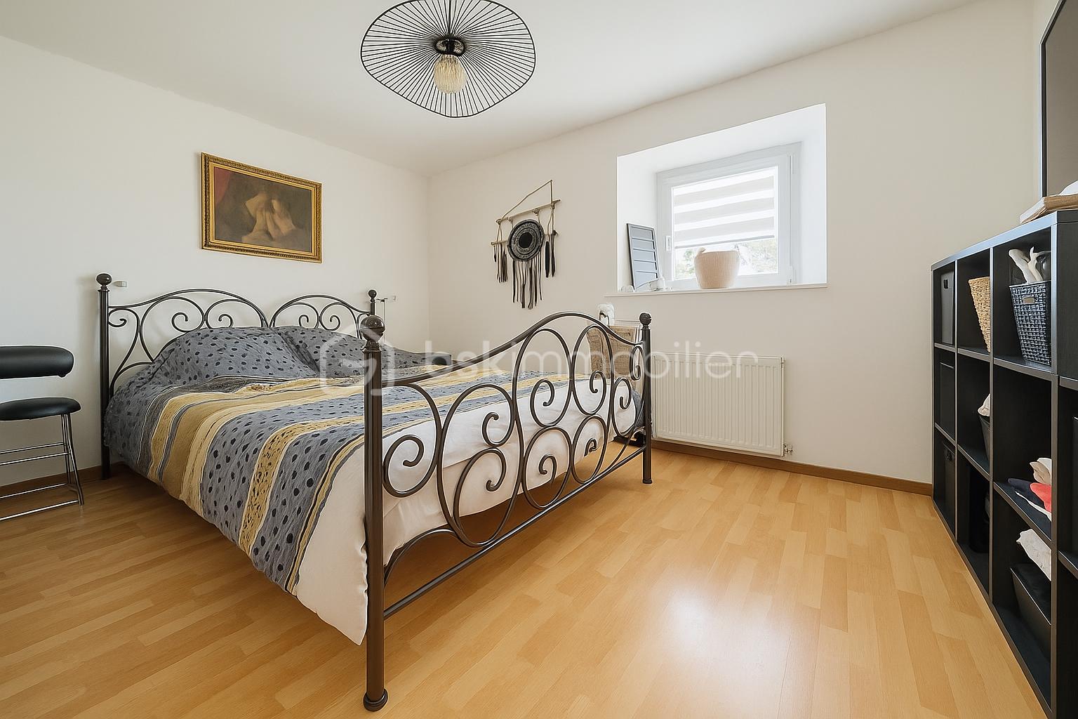 Duplex de 122 m² - Chambre cosy aux accents modernes.png