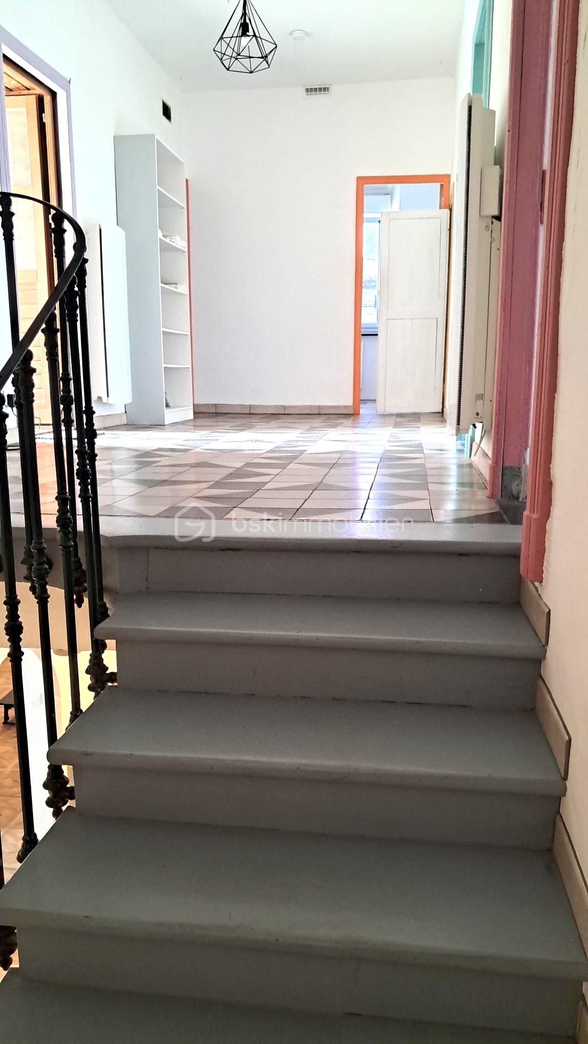 Maison ancienne de 253 m² - ga-escalier haut.jpg