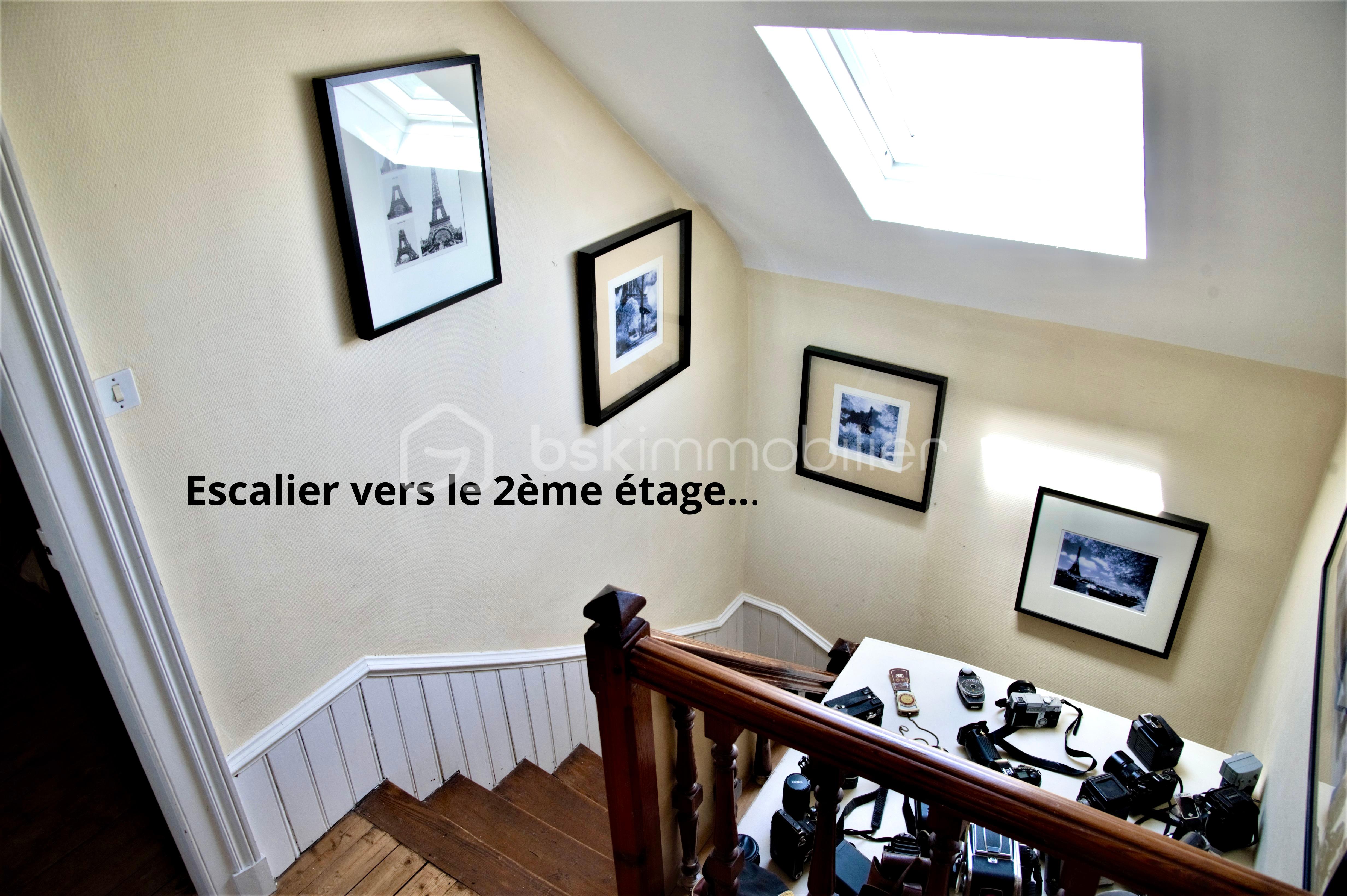 Escalier vers le 2ème étage....png