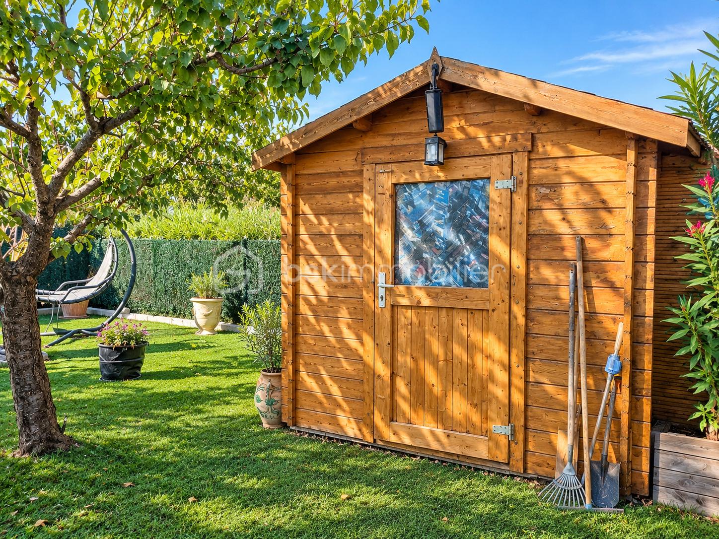 Cabane de jardin au cœur d’un écrin verdoyant.png