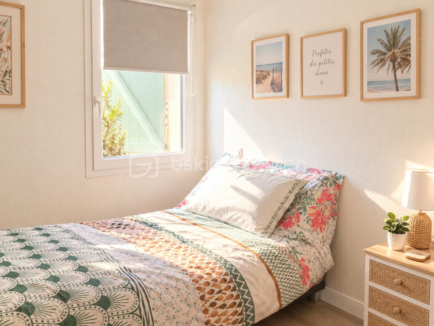 Chambre lumineuse aux accents bohèmes.png