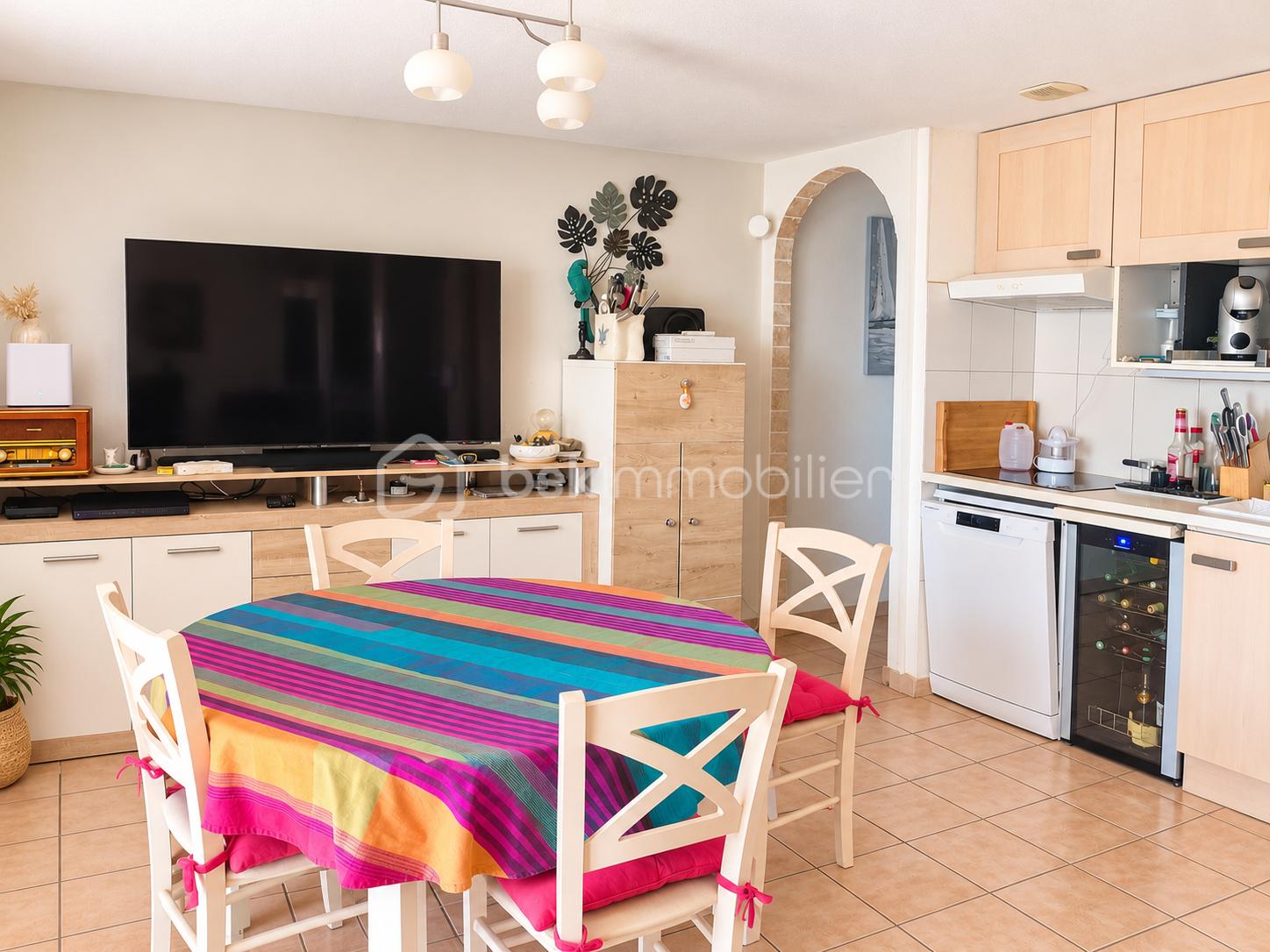 Intérieur moderne avec table colorée vide.png