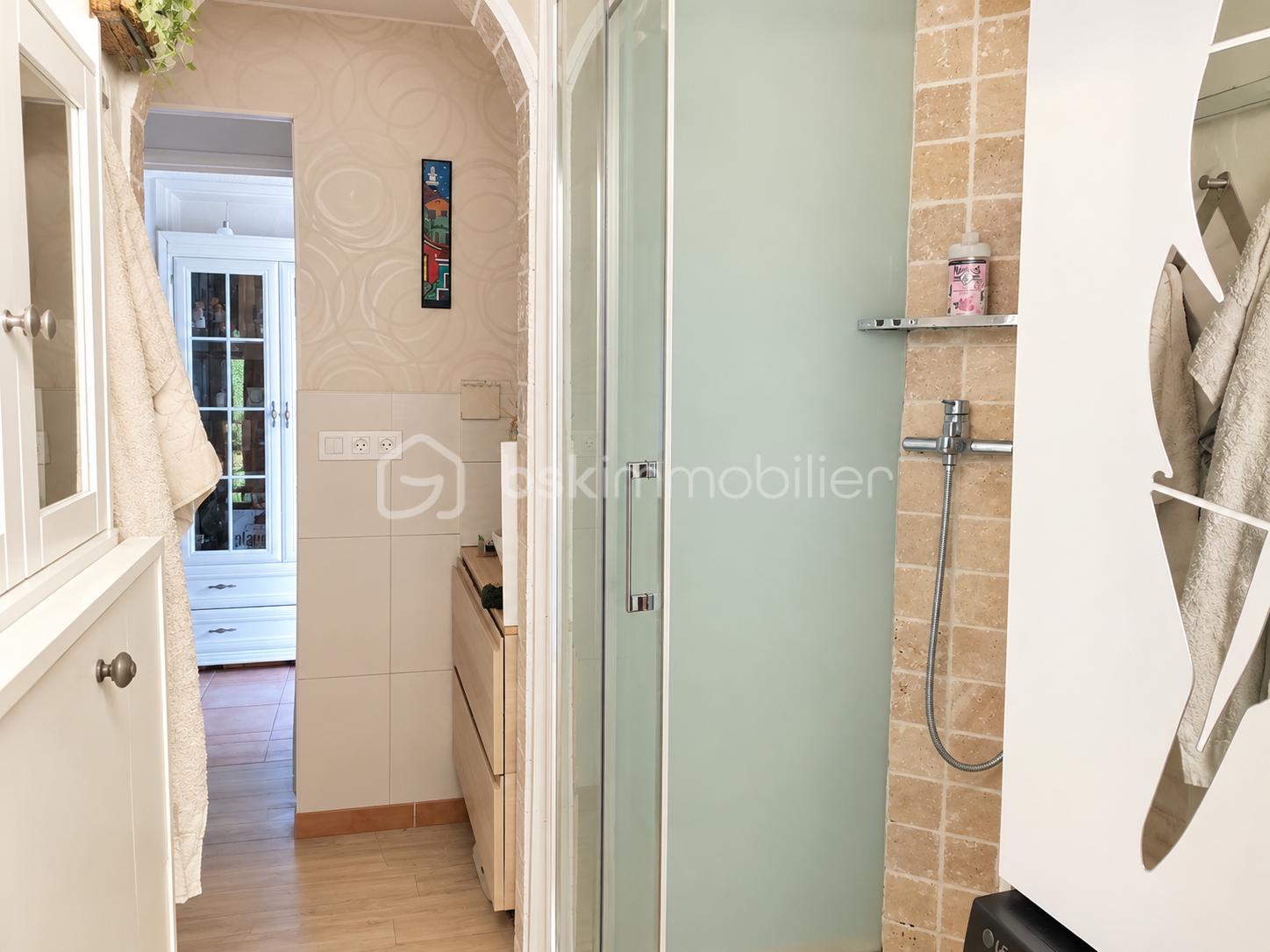 Salle de bain moderne et chaleureuse.png