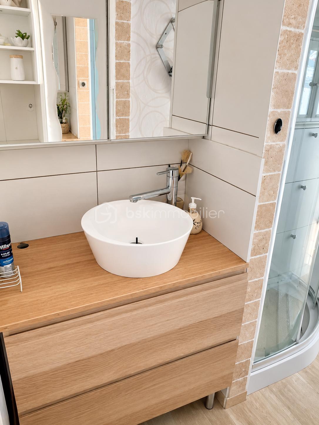 Salle de bains moderne avec lavabo en bois.png