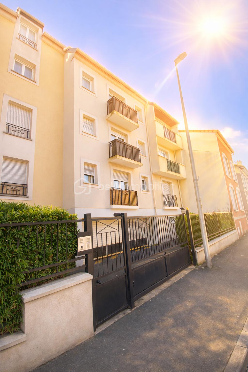 Bâtiments urbains sous le soleil d'après-midi.png