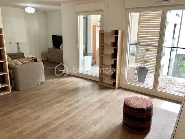 Appartement de 84 m² - lardeux séjour vers baie et salon.jpg
